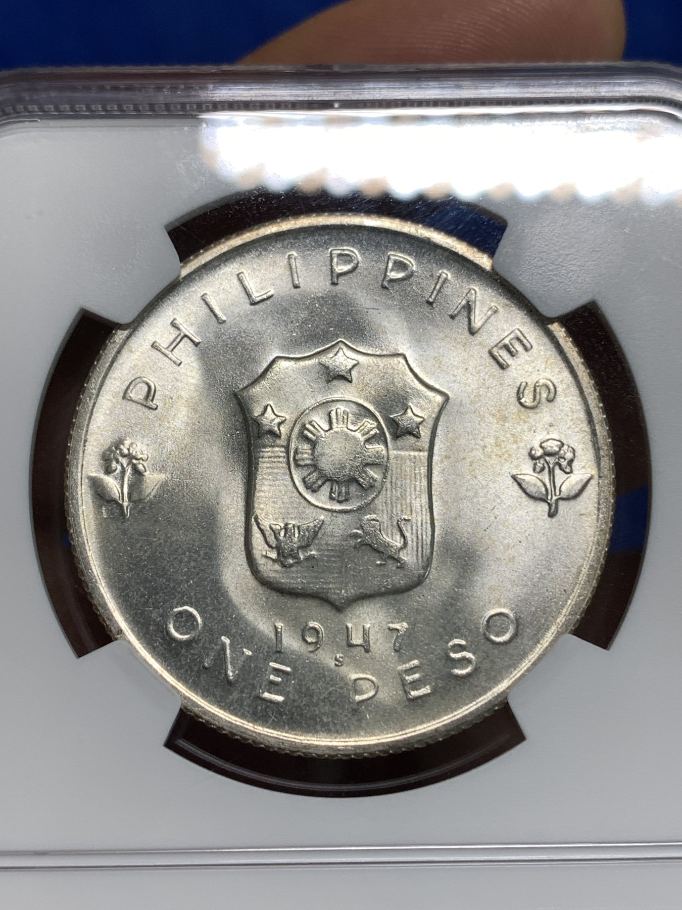 《竞宝斋》第218场-周日，周一 2场 (全场包邮) NGC-MS64 菲律宾 1947年S 麦克阿瑟将军1比索大银币 卷拆高分 热门品种