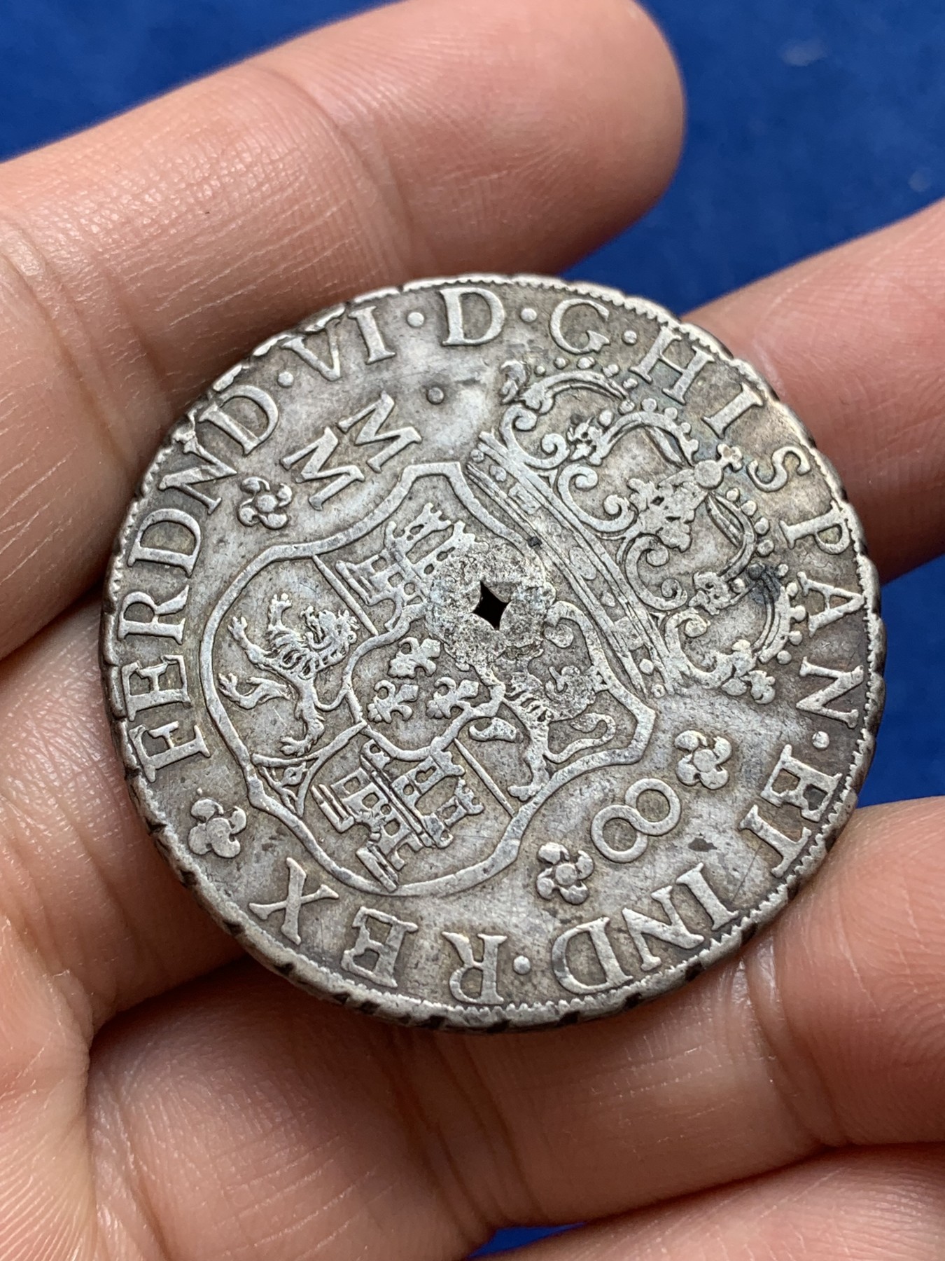 《竞宝斋》第218场-周日，周一 2场 (全场包邮) 墨西哥 1759 地球双柱 大银币 带金钱戳 状态好  挺有意义 打穿孔的戳不多见