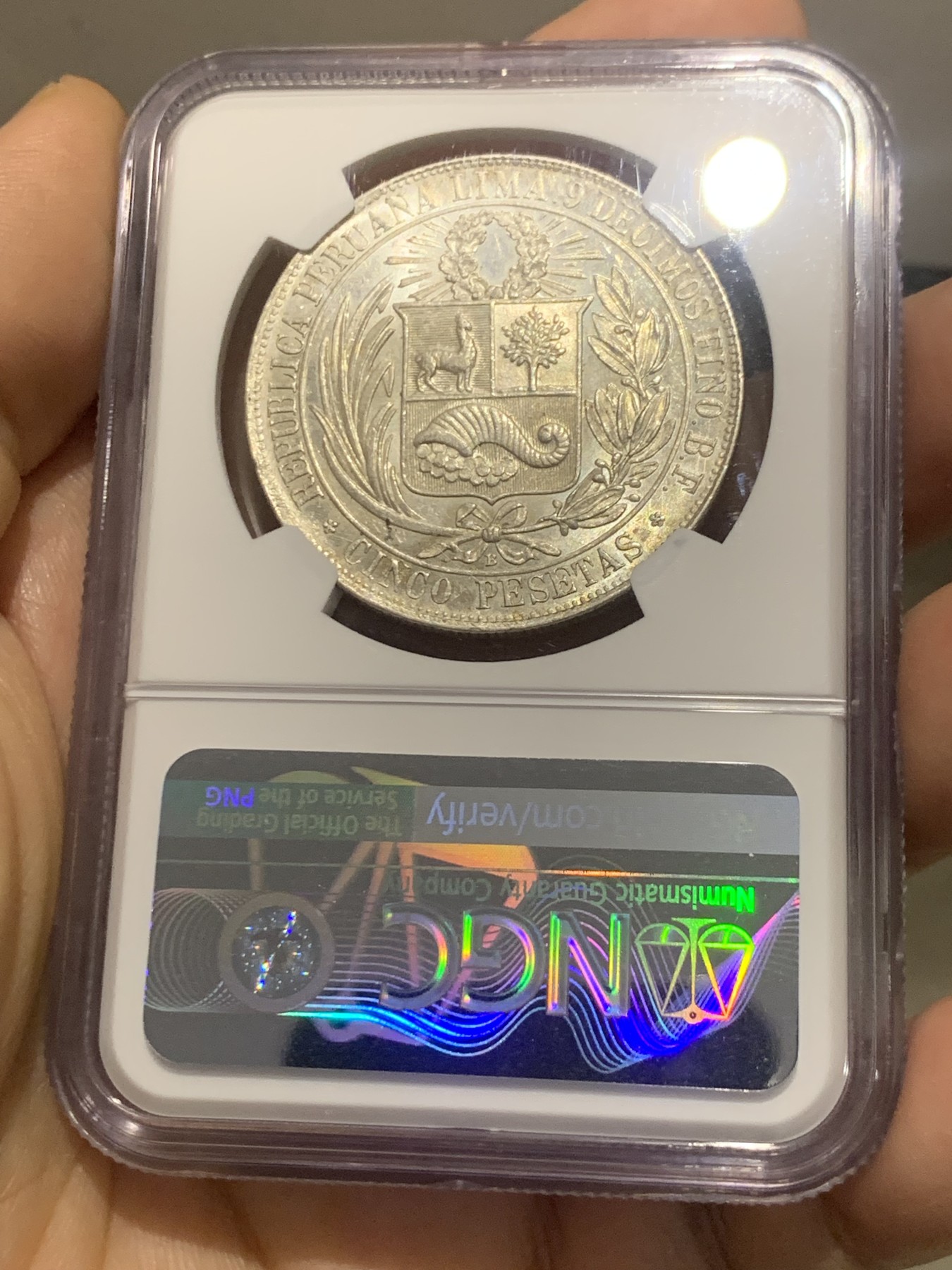 《竞宝斋》第218场-周日，周一 2场 (全场包邮) NGC MS62  1880秘鲁临时政府 单年版 5比塞塔大银币 底光好 细节出众