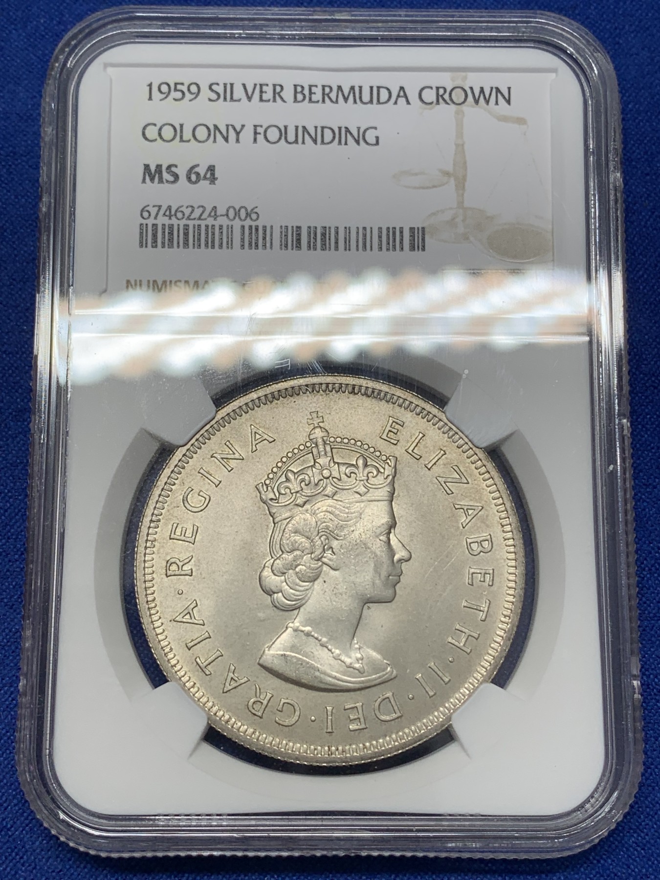 《竞宝斋》第218场-周日，周一 2场 (全场包邮) NGC-MS64 英属百慕大群岛1959年伊丽莎白二世1克朗银币，直径38mm，重28.28克，925银，发行量100010枚。自治的英国海外领地独立发行的首枚钱币。车轮转光，非常漂亮。