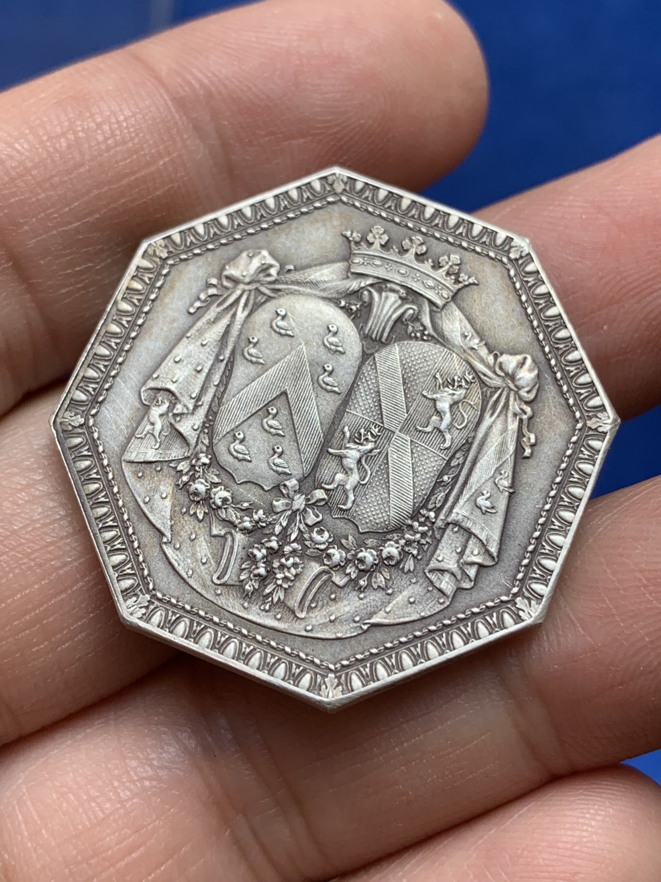 《竞宝斋》第218场-周日，周一 2场 (全场包邮) 法国天使银质婚章八角代币 34mm 16.9g 边铭丰饶角A 品相很好（送小方盒）