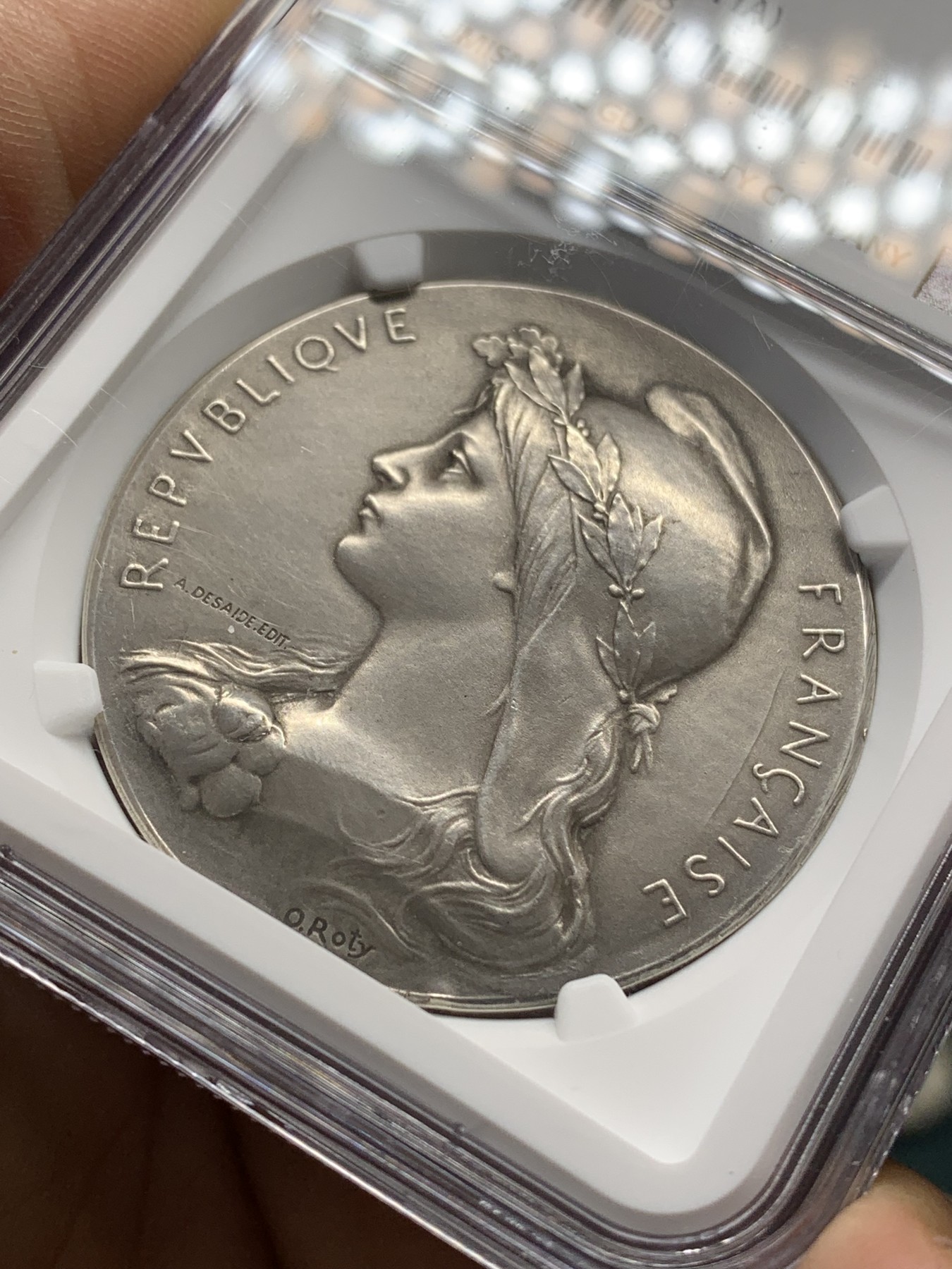 《竞宝斋》第218场-周日，周一 2场 (全场包邮) NGC-MS62 法国Roty自由帽塞纳河下银章 加厚盒