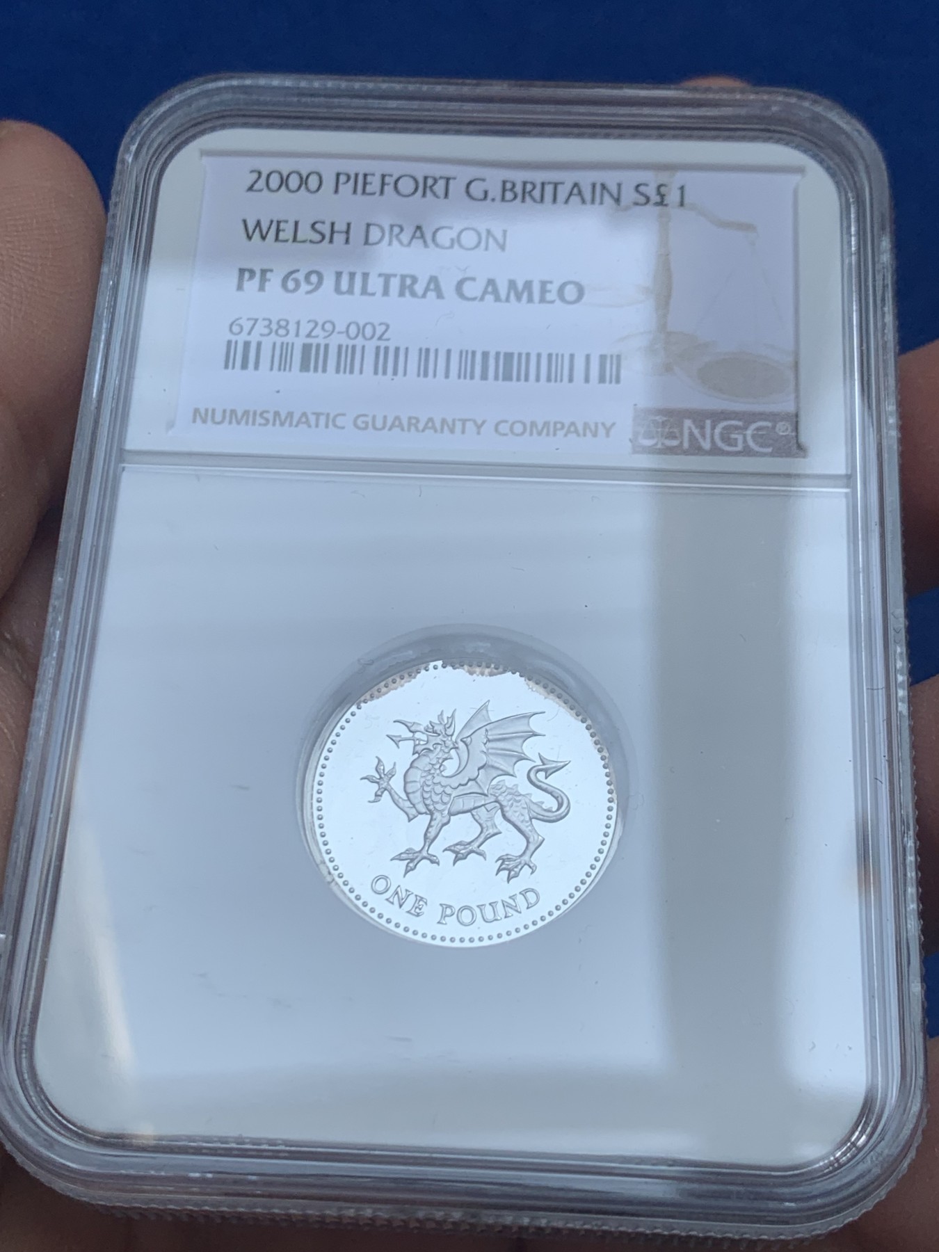 《竞宝斋》第218场-周日，周一 2场 (全场包邮) NGC-PF69UC英国2000年威尔士红龙加厚一英镑银币 造型精美 盒证齐全