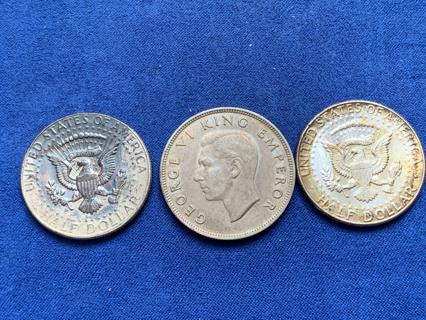 《竞宝斋》第218场-周日，周一 2场 (全场包邮) 中型银币3枚一组，美国1964年高银半美元2枚酱彩包浆+新西兰1940年建国100周年半克朗