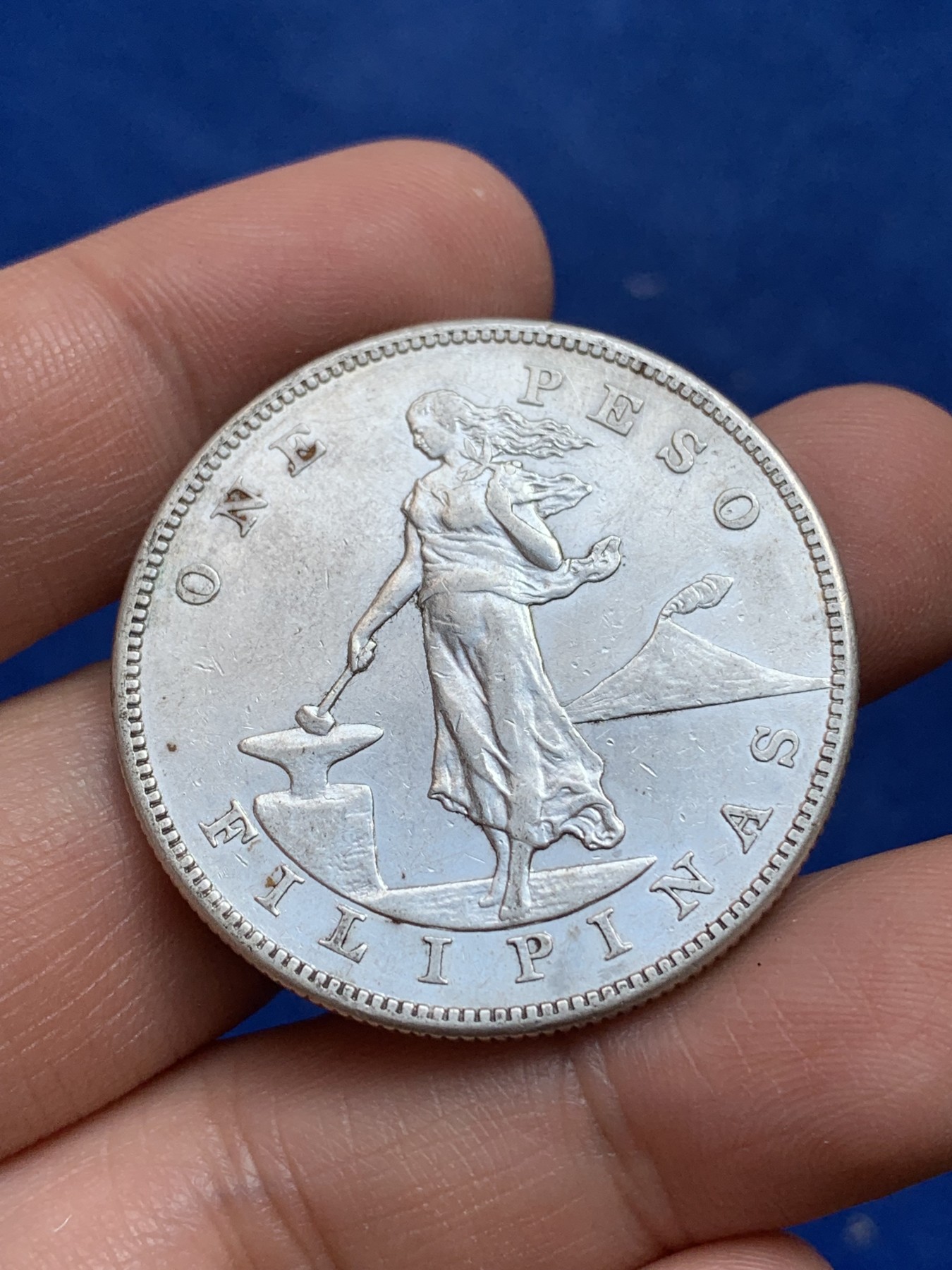 《竞宝斋》第218场-周日，周一 2场 (全场包邮) 美属菲律宾1903年1比索打铁女神银币，大规格，女神面容清晰，币面细节都不错