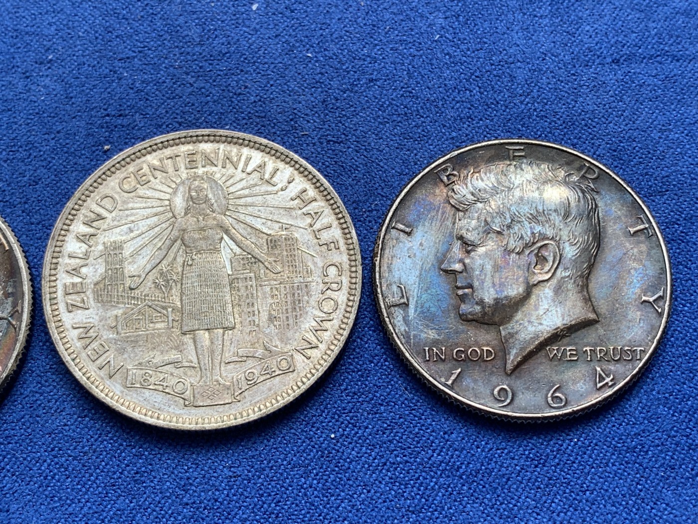 《竞宝斋》第218场-周日，周一 2场 (全场包邮) 中型银币3枚一组，美国1964年高银半美元2枚酱彩包浆+新西兰1940年建国100周年半克朗