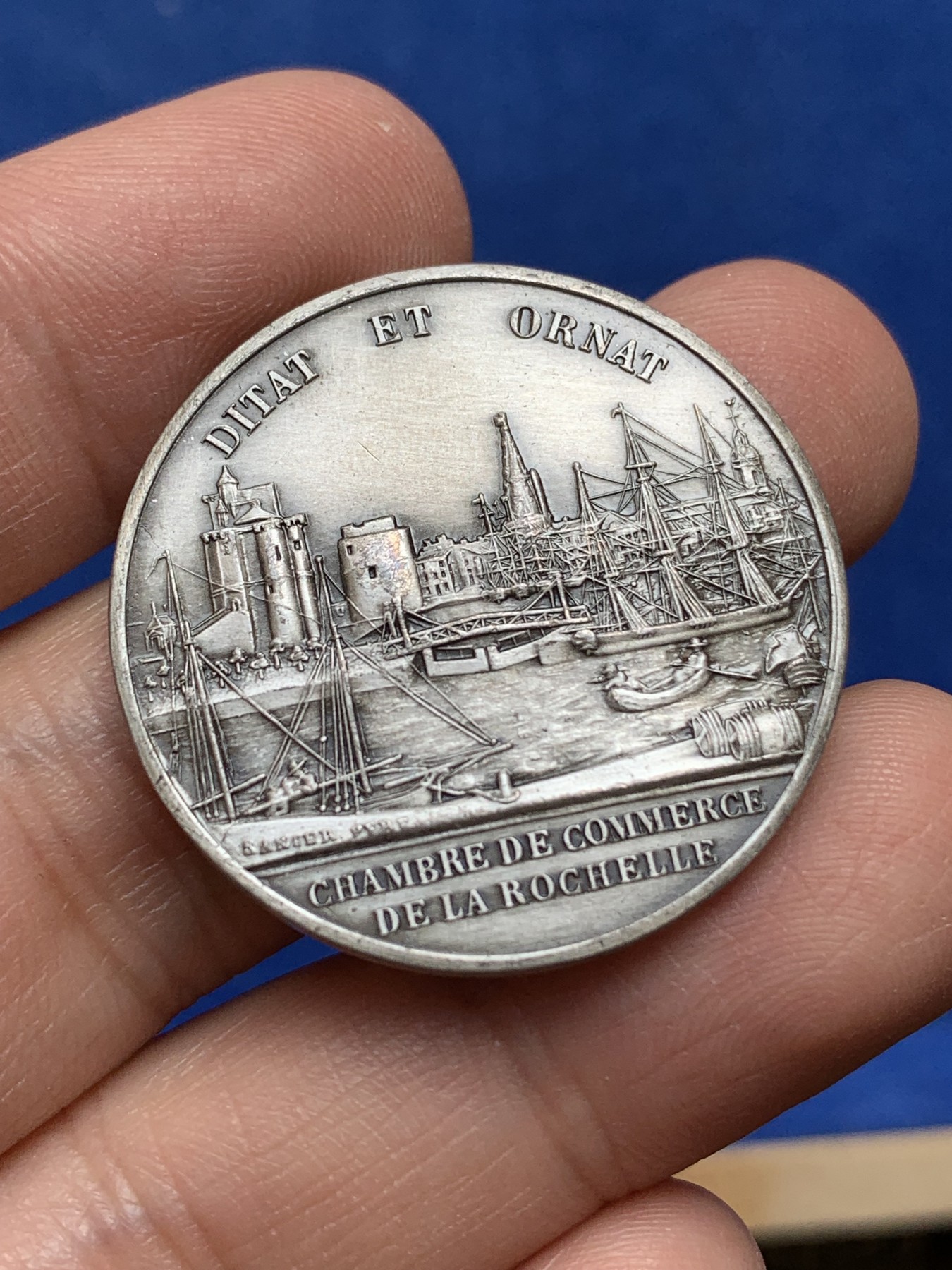 《竞宝斋》第218场-周日，周一 2场 (全场包邮) 法国 拉罗谢尔商会银章 33mm 16.4g 品相很好 铸纹清晰 边铭丰饶角1