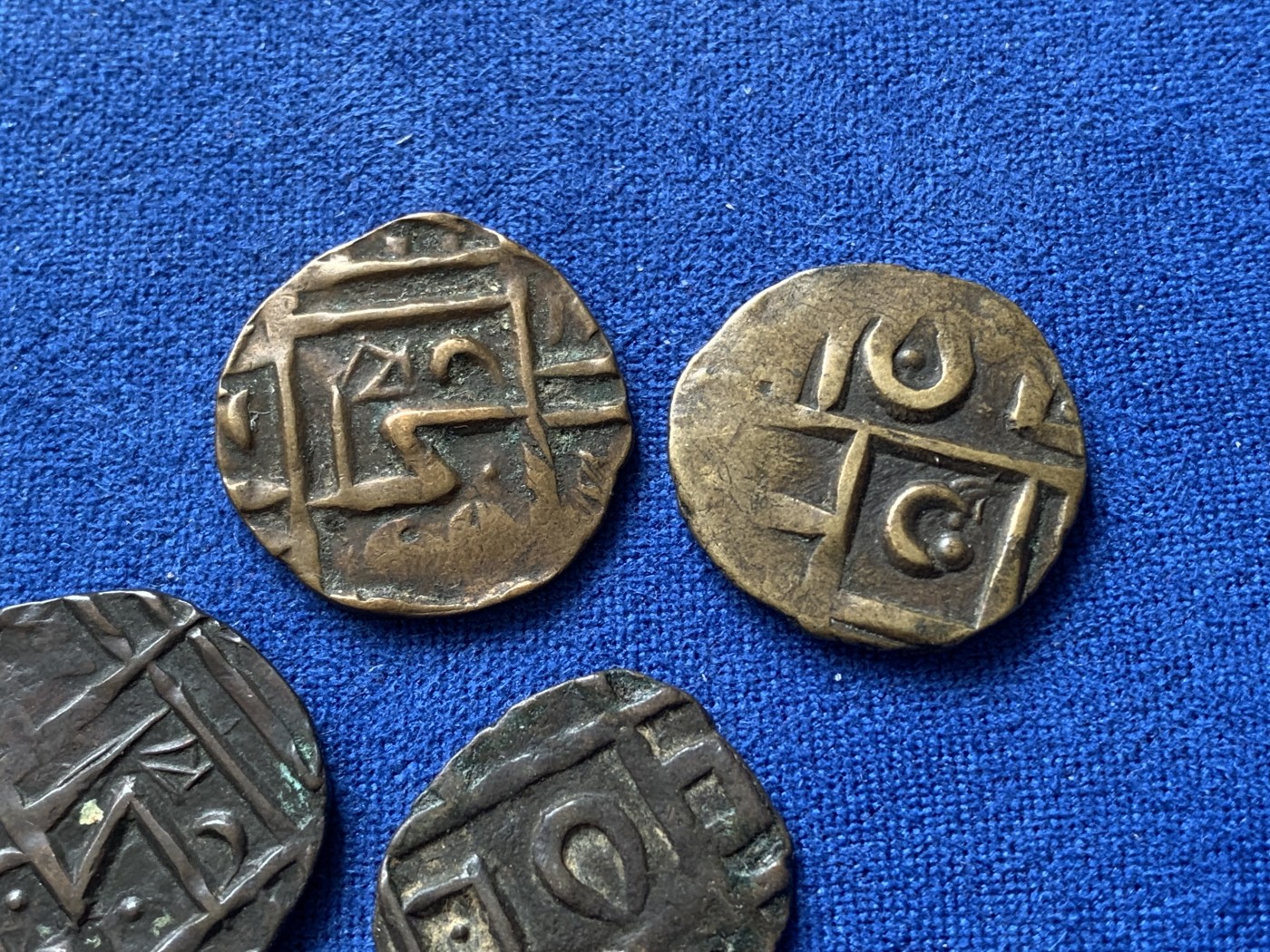 《竞宝斋》第218场-周日，周一 2场 (全场包邮) 不丹打制铜币4枚一组，2枚黄铜2枚红铜，黄铜材质打制币少见