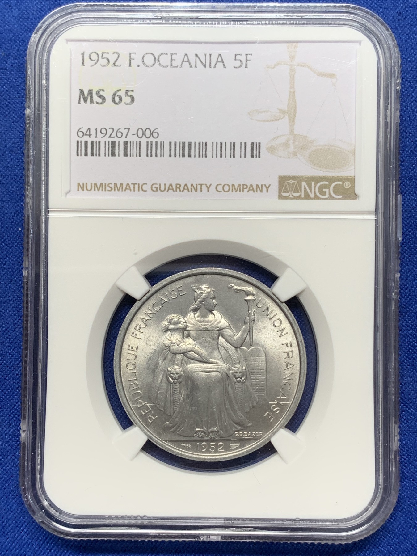 《竞宝斋》第218场-周日，周一 2场 (全场包邮) NGC-MS65 亚军分 法属新喀里多尼亚1952年5法郎大铝币，火炬女神+天堂鸟，双面设计亮眼。大尺寸铝币，65顶级品质，更高分仅2枚。