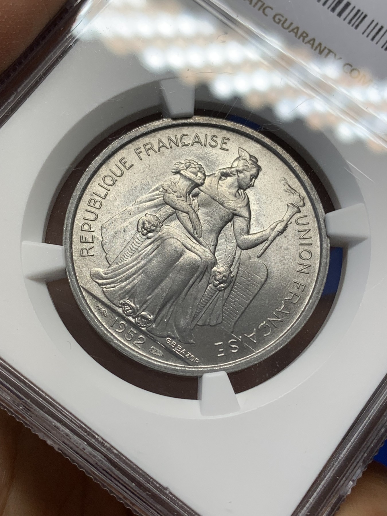 《竞宝斋》第218场-周日，周一 2场 (全场包邮) NGC-MS65 亚军分 法属新喀里多尼亚1952年5法郎大铝币，火炬女神+天堂鸟，双面设计亮眼。大尺寸铝币，65顶级品质，更高分仅2枚。