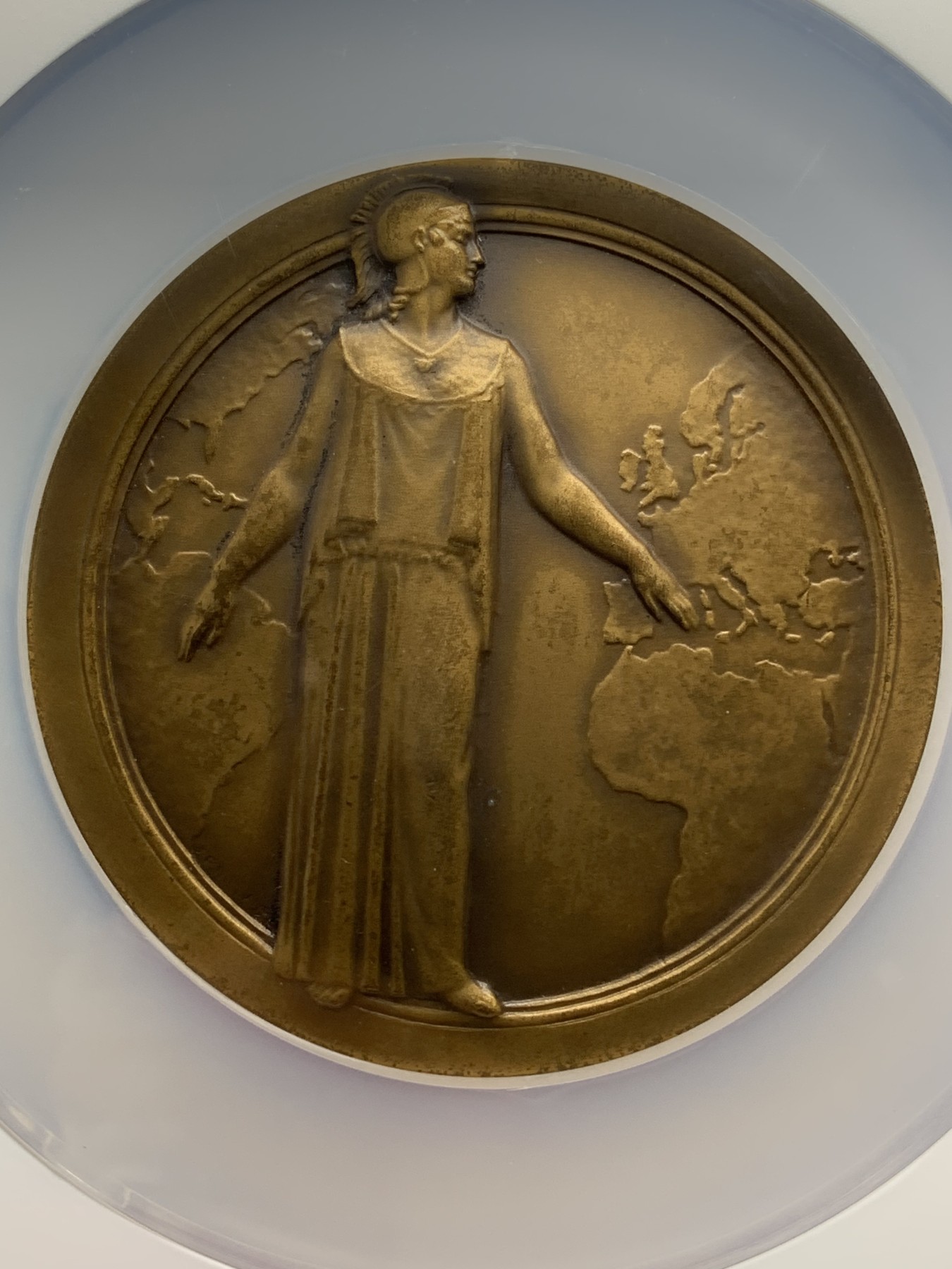 《竞宝斋》第218场-周日，周一 2场 (全场包邮) NGC-MS64BN 德国1928年火灾保险协会大铜章，古希腊风格女神矗立在世界地图前，两手联通大西洋两岸。风格磅礴大气，表现力十足。64顶级品质