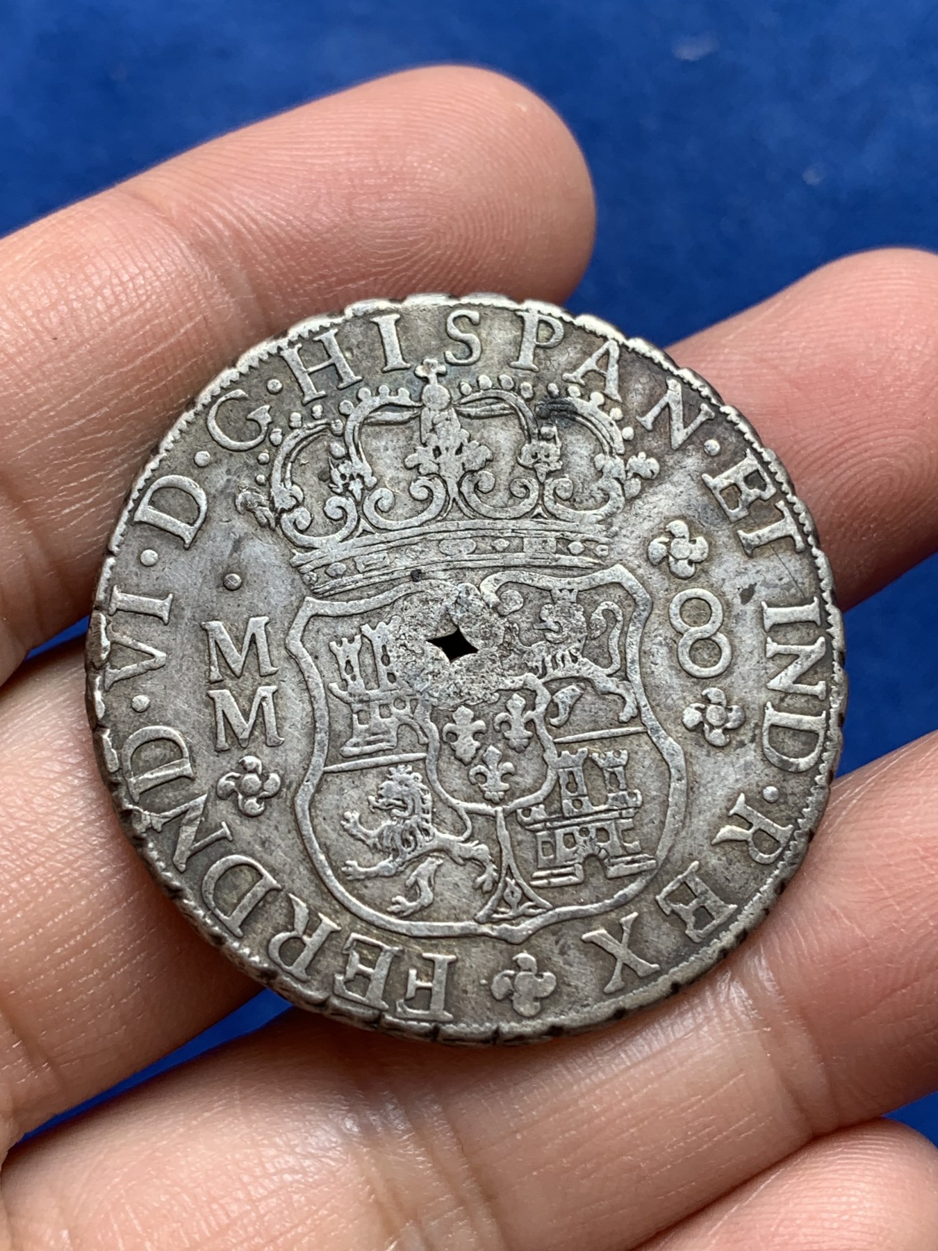 《竞宝斋》第218场-周日，周一 2场 (全场包邮) 墨西哥 1759 地球双柱 大银币 带金钱戳 状态好  挺有意义 打穿孔的戳不多见