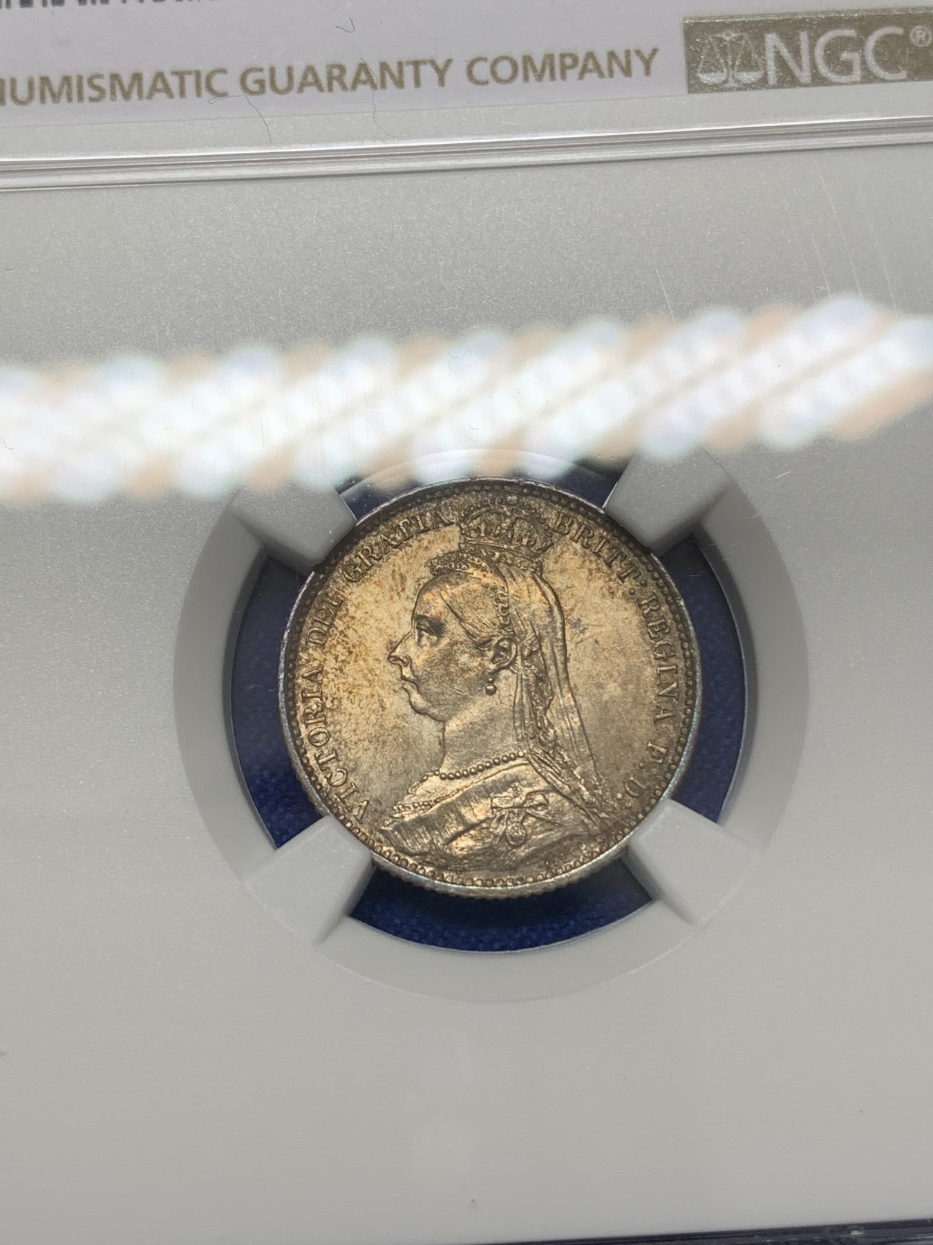 《竞宝斋》第218场-周日，周一 2场 (全场包邮) NGC-MS63 英国1887年维多利亚高冠6便士银币 数字面值版