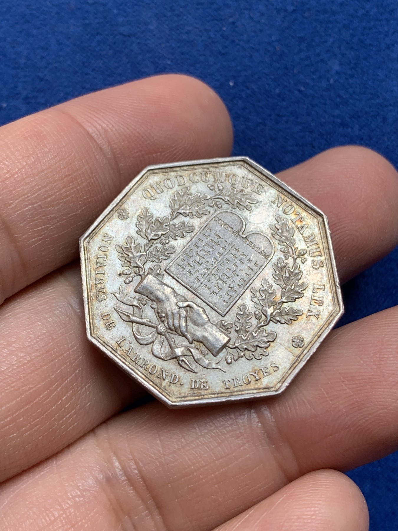 《竞宝斋》第218场-周日，周一 2场 (全场包邮) 法国1832-1841特鲁瓦地区公证银质八角代币 （稀少）对角32.8mm 13.3g 早期边铭油灯 原味包浆带彩