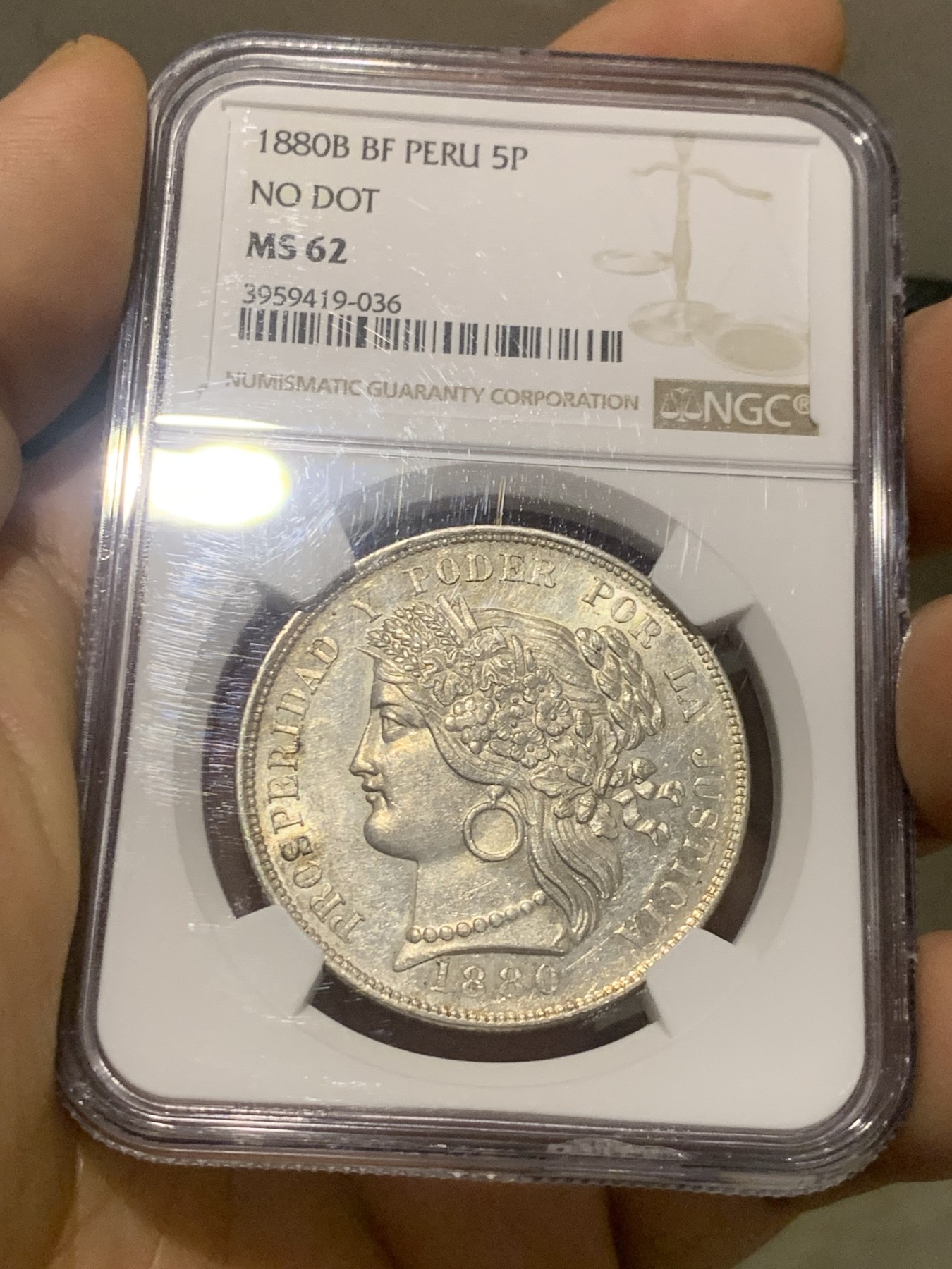 《竞宝斋》第218场-周日，周一 2场 (全场包邮) NGC MS62  1880秘鲁临时政府 单年版 5比塞塔大银币 底光好 细节出众