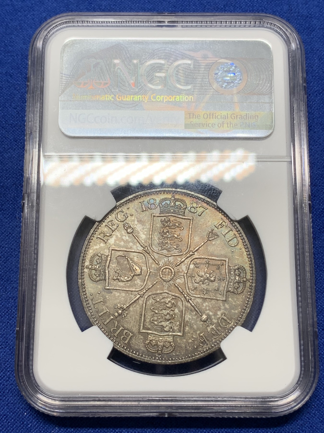 《竞宝斋》第218场-周日，周一 2场 (全场包邮) NGC MS62 1887年 英国维多利亚女王 高冠双弗洛林银币 罗马体版 镜面底板 酱彩包浆 无敌状态