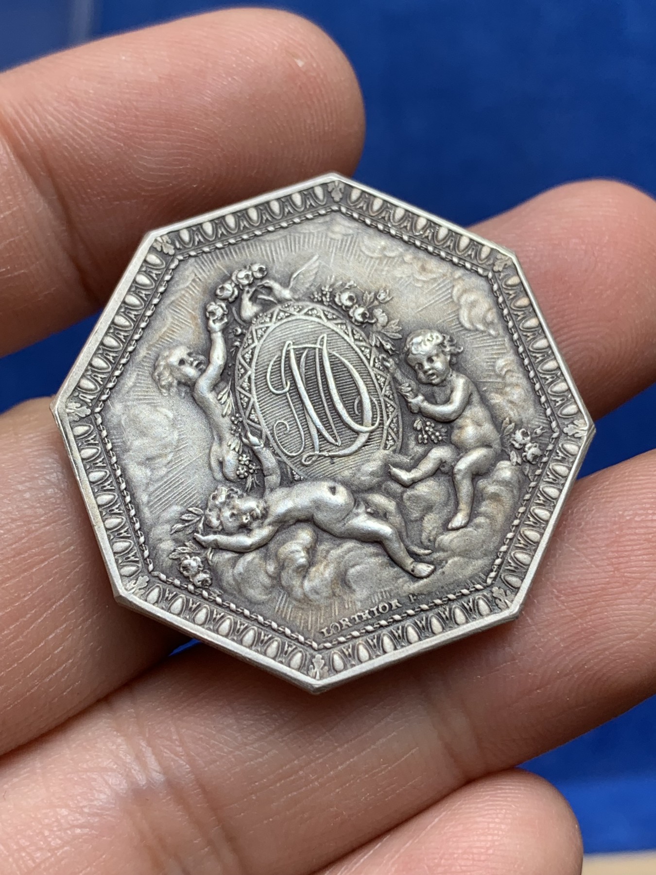 《竞宝斋》第218场-周日，周一 2场 (全场包邮) 法国天使银质婚章八角代币 34mm 16.9g 边铭丰饶角A 品相很好（送小方盒）