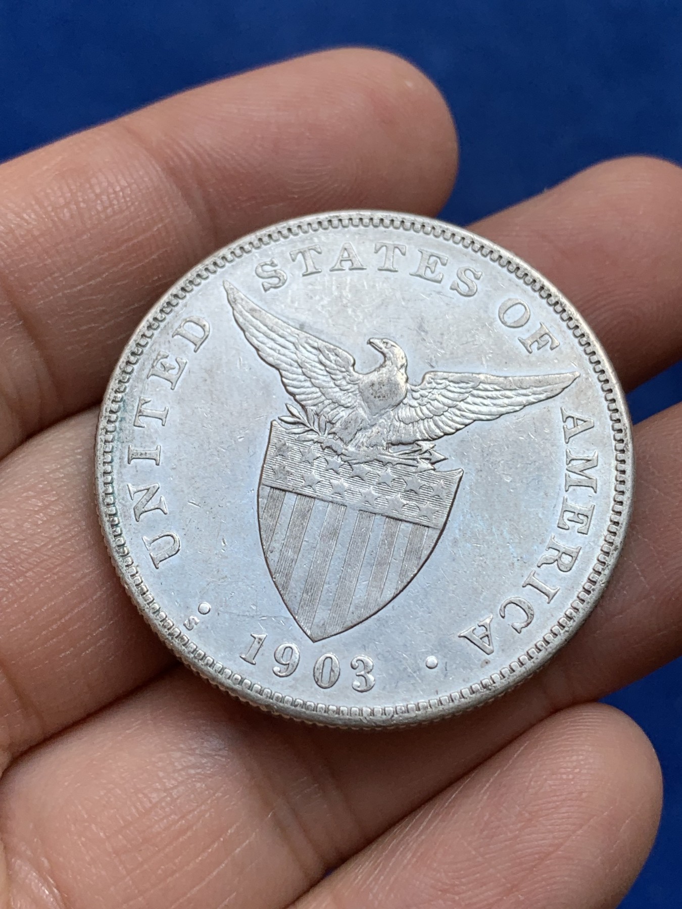 《竞宝斋》第218场-周日，周一 2场 (全场包邮) 美属菲律宾1903年1比索打铁女神银币，大规格，女神面容清晰，币面细节都不错