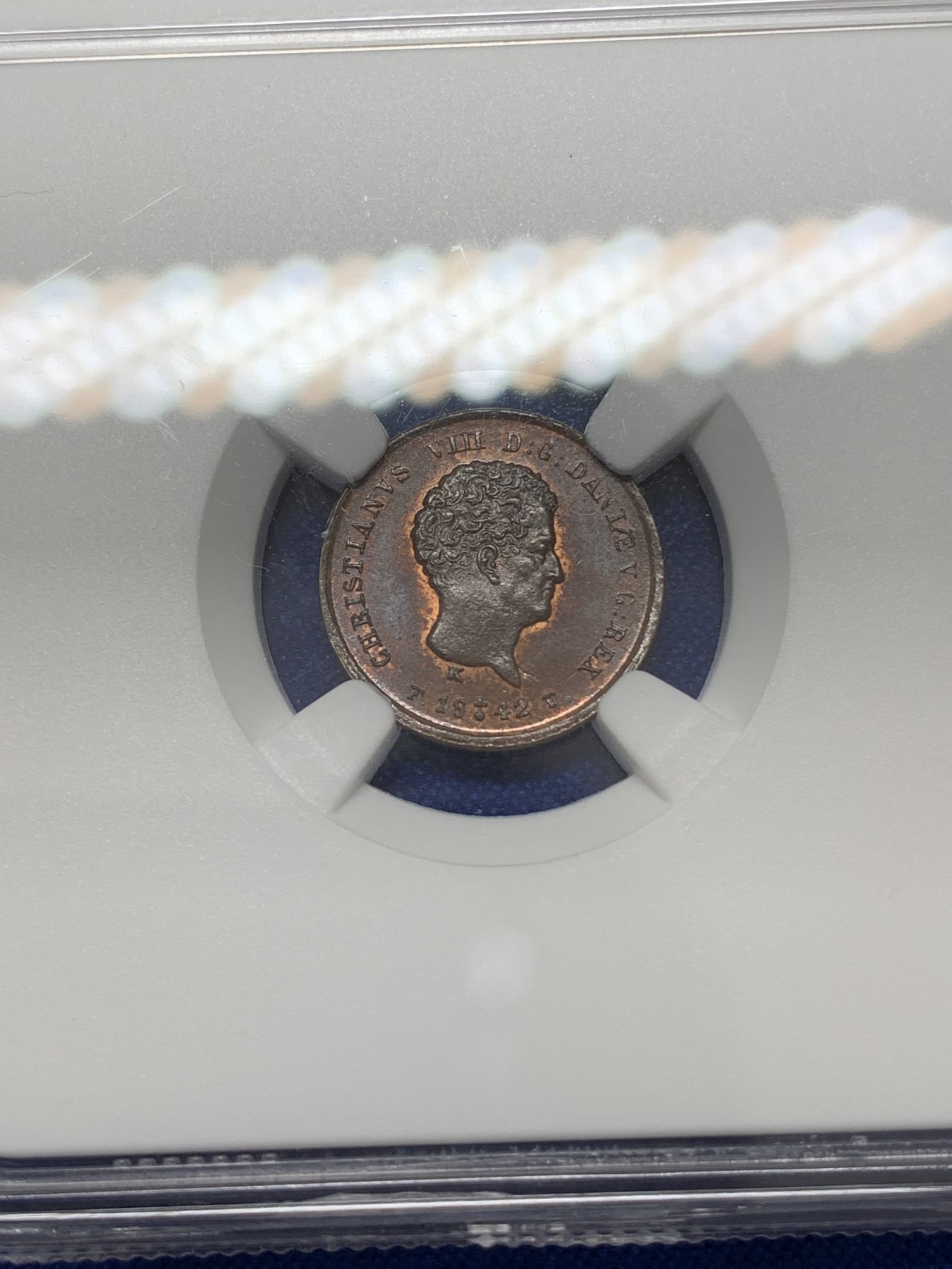 《竞宝斋》第218场-周日，周一 2场 (全场包邮) NGC-MS64BN 1842年丹麦1/5斯基林铜币，十分稀少品种，64分高分。状态非常好。