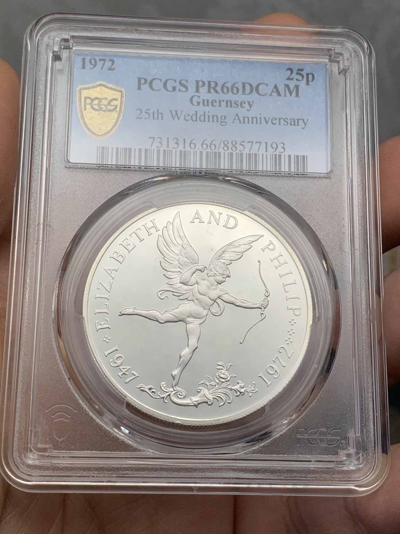 《竞宝斋》第219场-周日，周一 2场 (全场包邮) 亚军分 PCGS PR66 1972根西岛英女王银婚纪念25便士精制银币 盒子背面支撑有磕