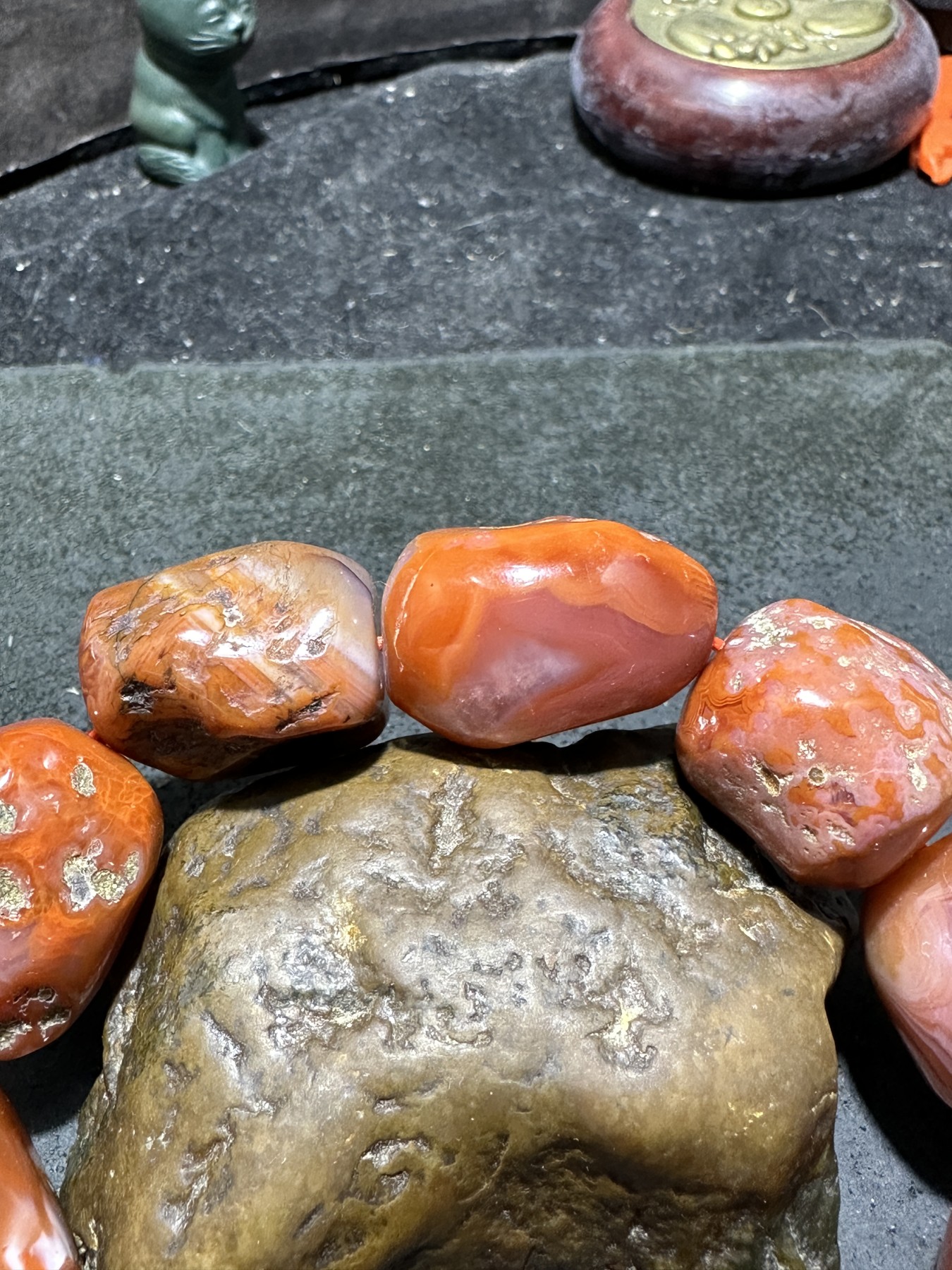 川料南红玛瑙原皮随形大手串一条，