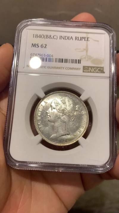 《竞宝斋》第219场-周日，周一 2场 (全场包邮) NGC MS62 1840年英属印度维多利亚双辫版卢比 此枚压印完整 底板丝滑 小维高分十分难得！