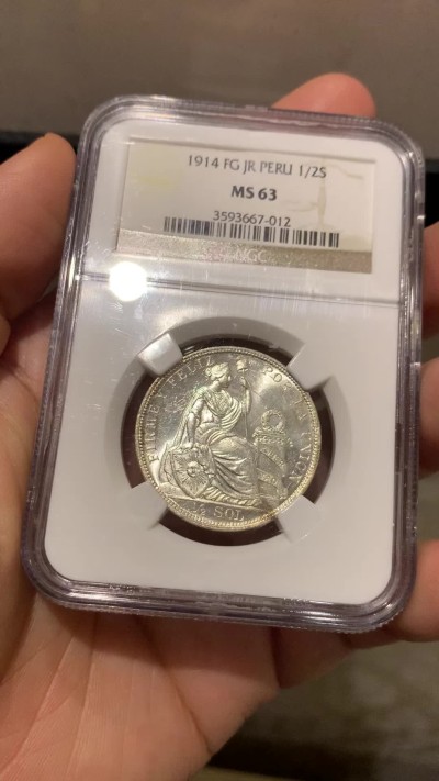 《竞宝斋》第219场-周日，周一 2场 (全场包邮) NGC-MS63 1914年秘鲁1/2索尔坐人女神银币，半圆大小，经典坐人设计。霜银暴光，底板有镜面感。老盒好品质，光度不输64。