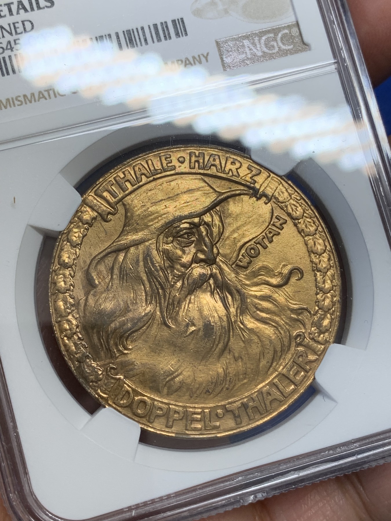 《竞宝斋》第219场-周日，周一 2场 (全场包邮) NGC-AUD 1923年德国紧急状态时期，塔勒哈茨地区2泰勒也被称作6马克，背面题材为哈茨山山涧以及布伦希尔德的德国神话故事，设计的非常精美