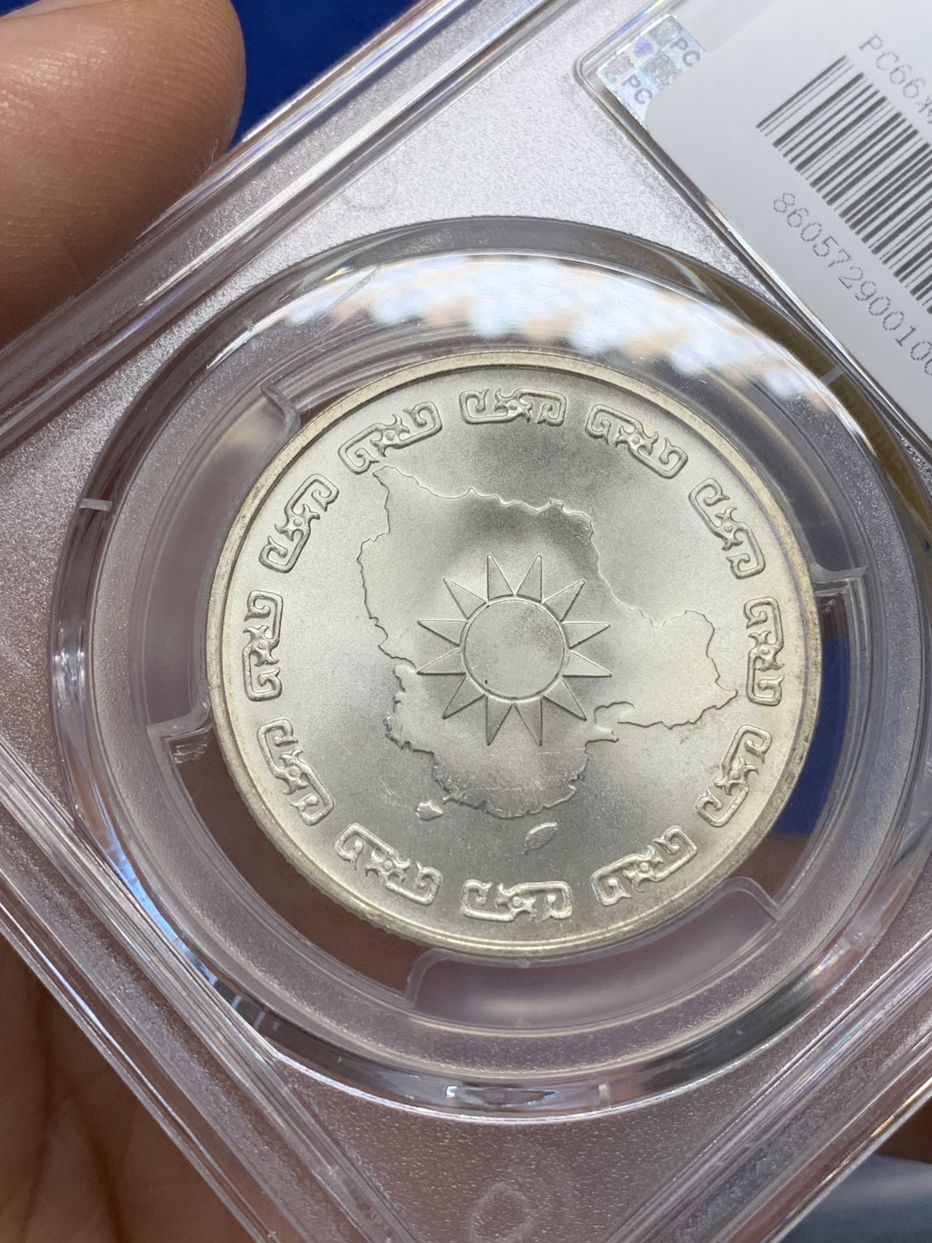 《竞宝斋》第219场-周日，周一 2场 (全场包邮) PCGS MS66 1976年蒋公九秩纪念，光度一流 背中华秋叶海棠  盒子支撑有损 细节见图