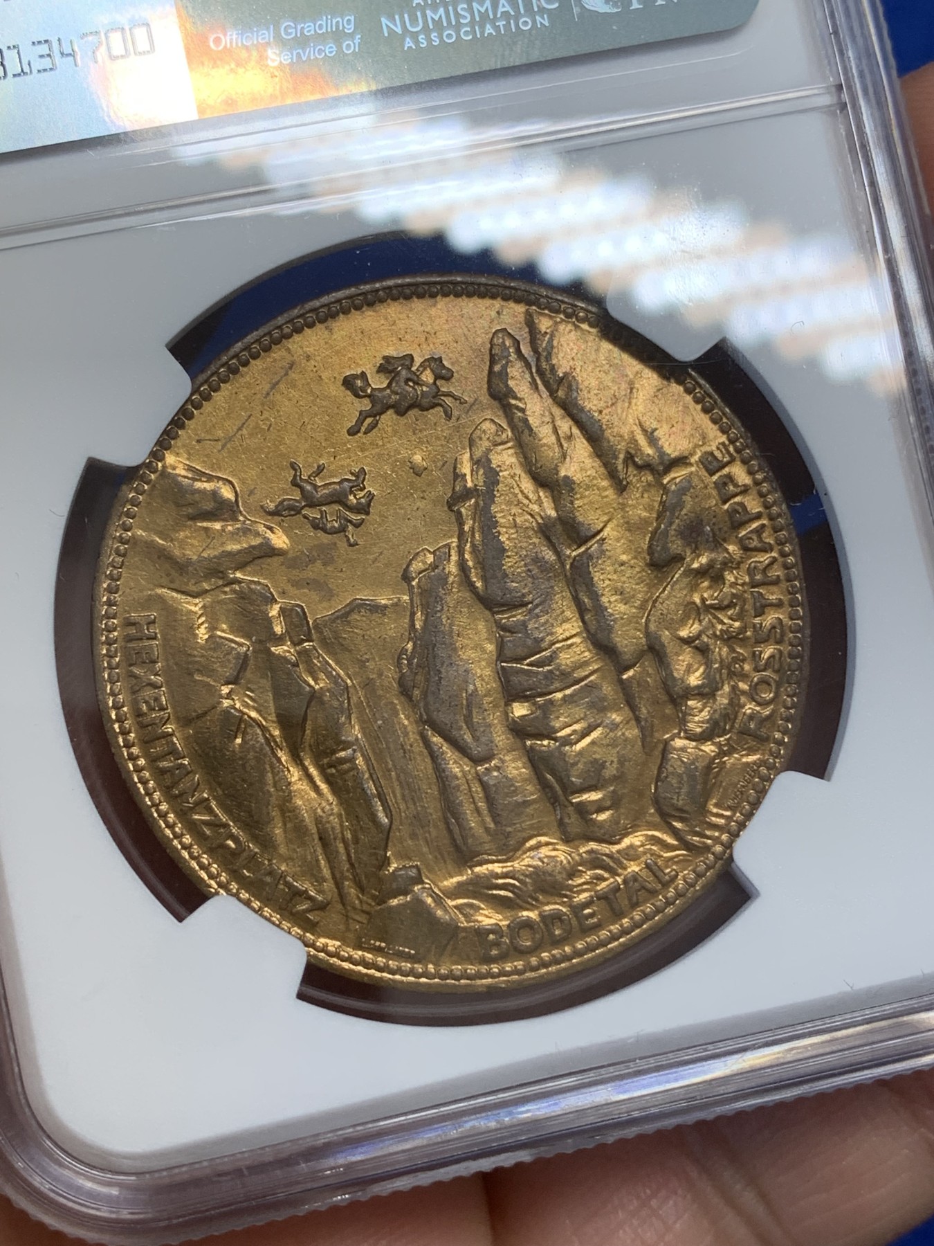 《竞宝斋》第219场-周日，周一 2场 (全场包邮) NGC-AUD 1923年德国紧急状态时期，塔勒哈茨地区2泰勒也被称作6马克，背面题材为哈茨山山涧以及布伦希尔德的德国神话故事，设计的非常精美