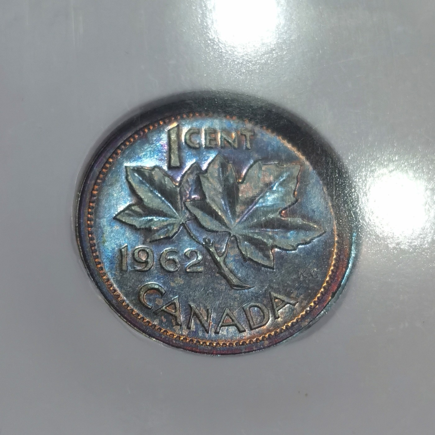 博洋堂【北京钱博会拍卖周】精品专场暨第54期（全场包邮） NGC MS66BN 1962年加拿大1分枫叶铜币错打一枚。NGC早期老盒。女皇像那一面单面错打加反打。非常清晰的氧化五彩包浆。在美国非常受追捧的品种。2021年10月一枚类似的1979年单面错打1分PCGS64分成交价900美元！此枚66BN值得藏家重点关注