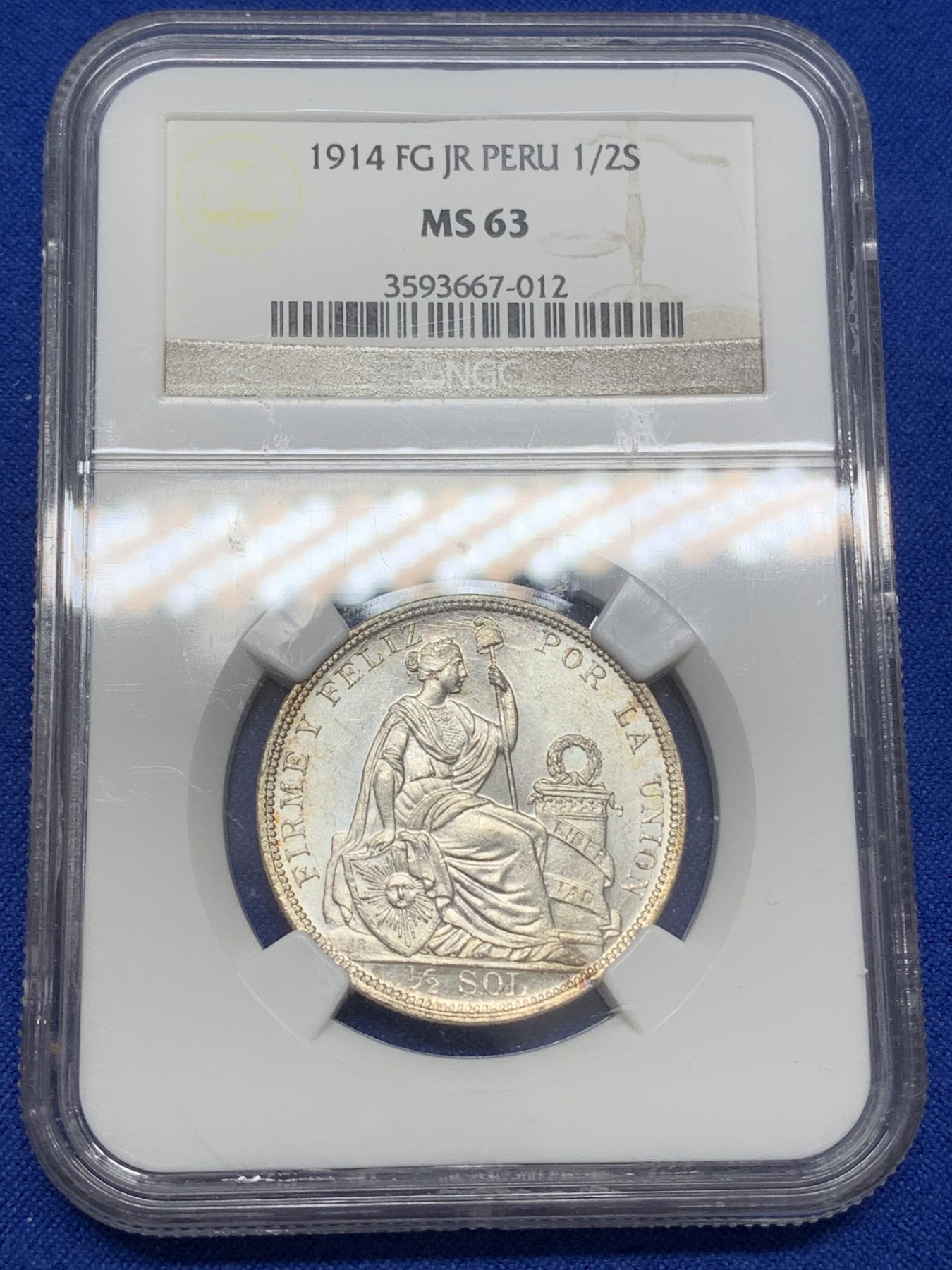《竞宝斋》第219场-周日，周一 2场 (全场包邮) NGC-MS63 1914年秘鲁1/2索尔坐人女神银币，半圆大小，经典坐人设计。霜银暴光，底板有镜面感。老盒好品质，光度不输64。