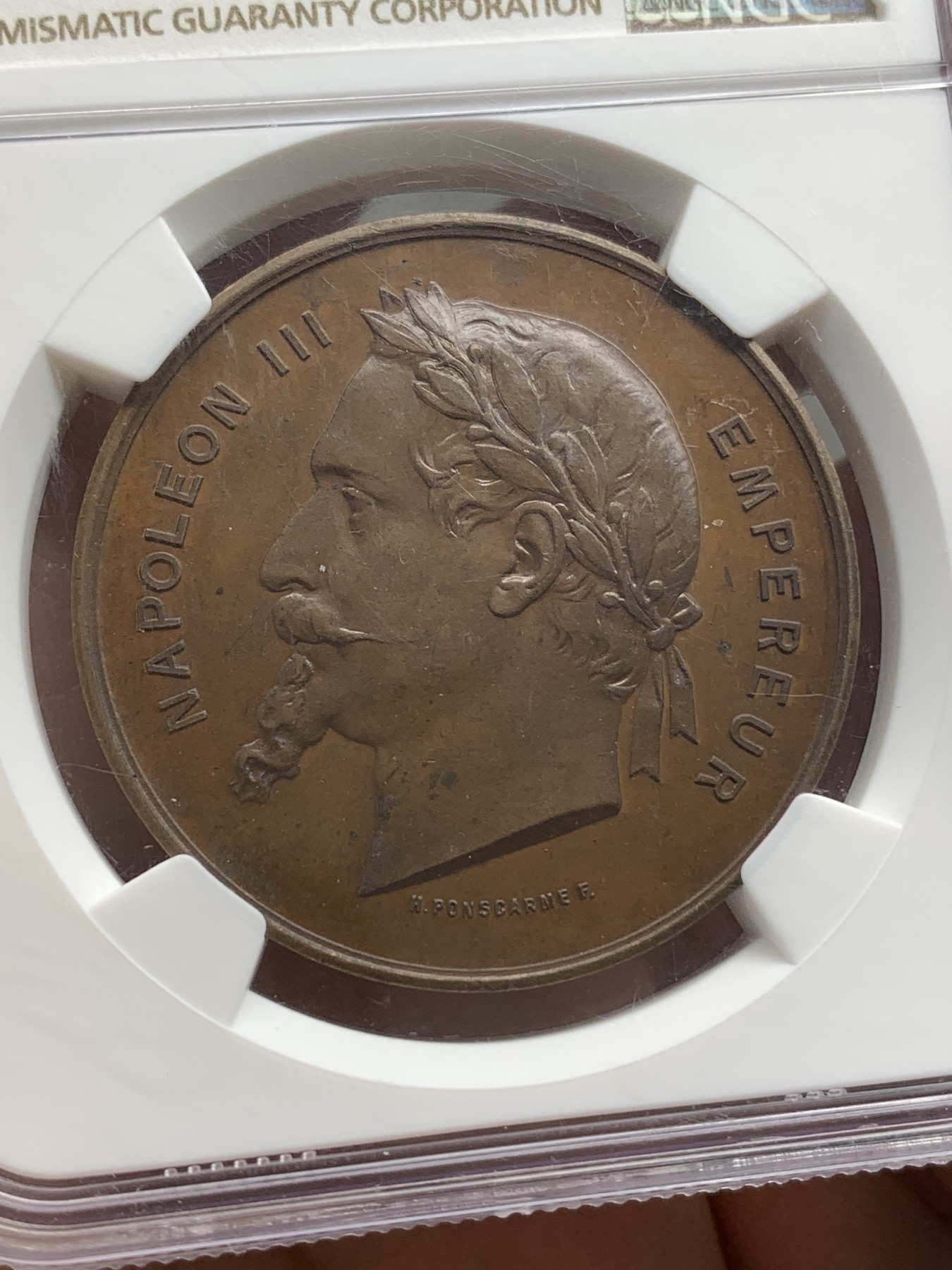 《竞宝斋》第219场-周日，周一 2场 (全场包邮) NGC-MS63 法国1867年巴黎世博会纪念大铜章，经典的拿破仑三世桂冠头像。背面天使轻盈飞舞，衣袂轻扬，造型生动。红棕色巧克力包浆，状态极佳。