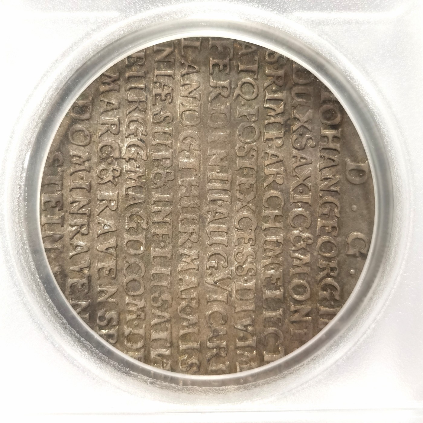 博洋堂【北京钱博会拍卖周】精品专场暨第54期（全场包邮） PCGS AU53 1657年德国萨克森马剑泰勒。萨克森泰勒系列名誉品种之一。此枚打制极佳，无弱打，马剑面马毛纤毫毕现，明显低评的一枚。正反满黑色五彩包浆年代感极强，视觉效果极佳。PCGS特制加厚盒手感也非常好，沉甸甸的一枚。2021年麦稀奇同分成交价8555元