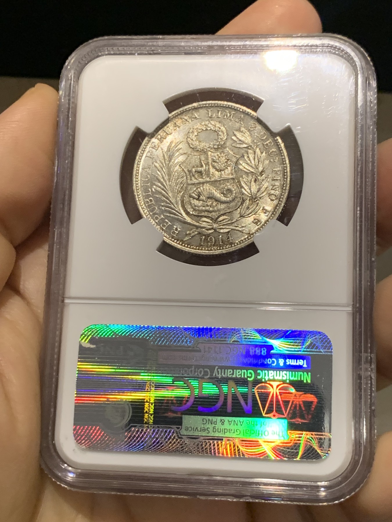 《竞宝斋》第219场-周日，周一 2场 (全场包邮) NGC-MS63 1914年秘鲁1/2索尔坐人女神银币，半圆大小，经典坐人设计。霜银暴光，底板有镜面感。老盒好品质，光度不输64。