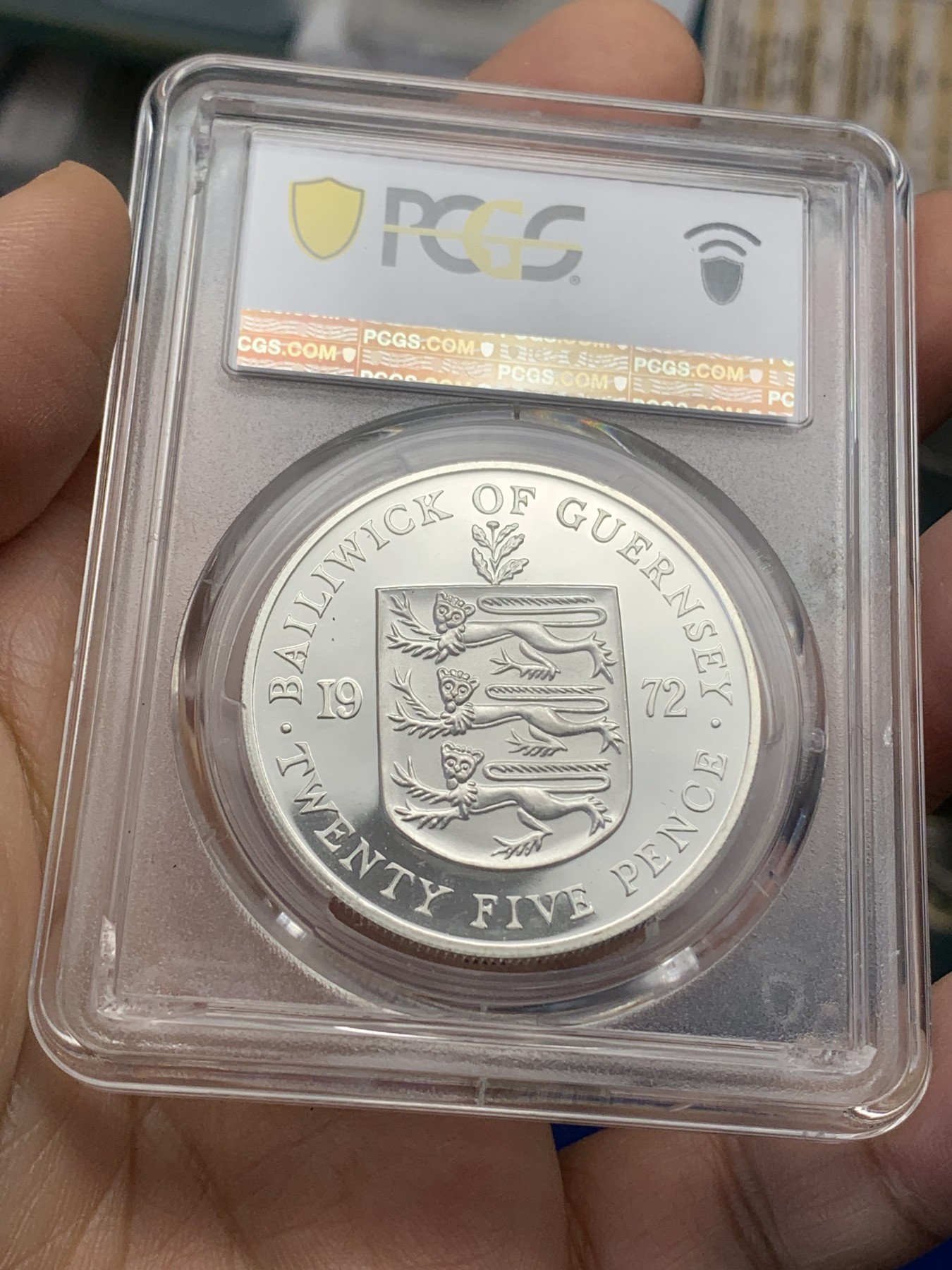 《竞宝斋》第219场-周日，周一 2场 (全场包邮) 亚军分 PCGS PR66 1972根西岛英女王银婚纪念25便士精制银币 盒子背面支撑有磕
