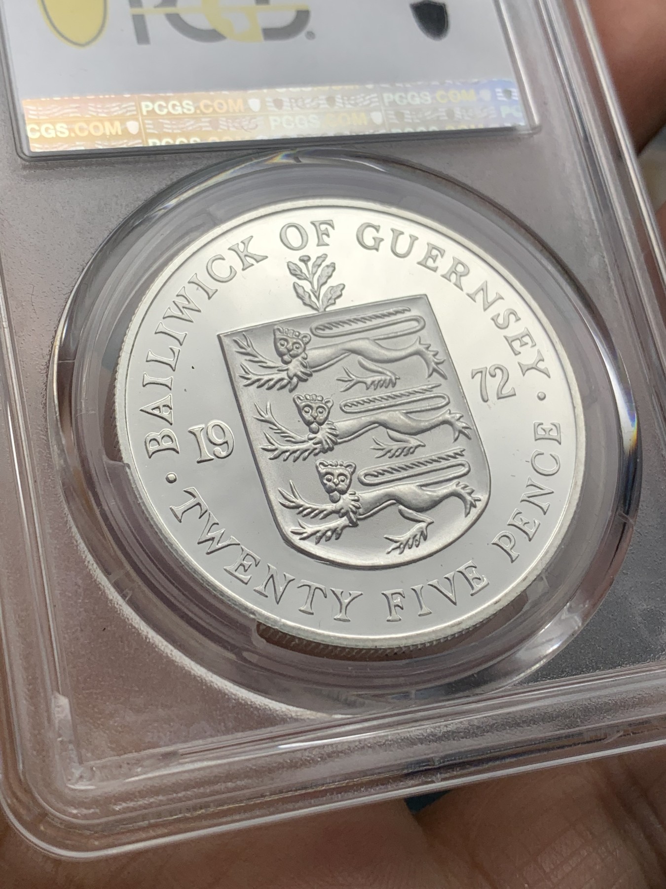 《竞宝斋》第219场-周日，周一 2场 (全场包邮) 亚军分 PCGS PR66 1972根西岛英女王银婚纪念25便士精制银币 盒子背面支撑有磕