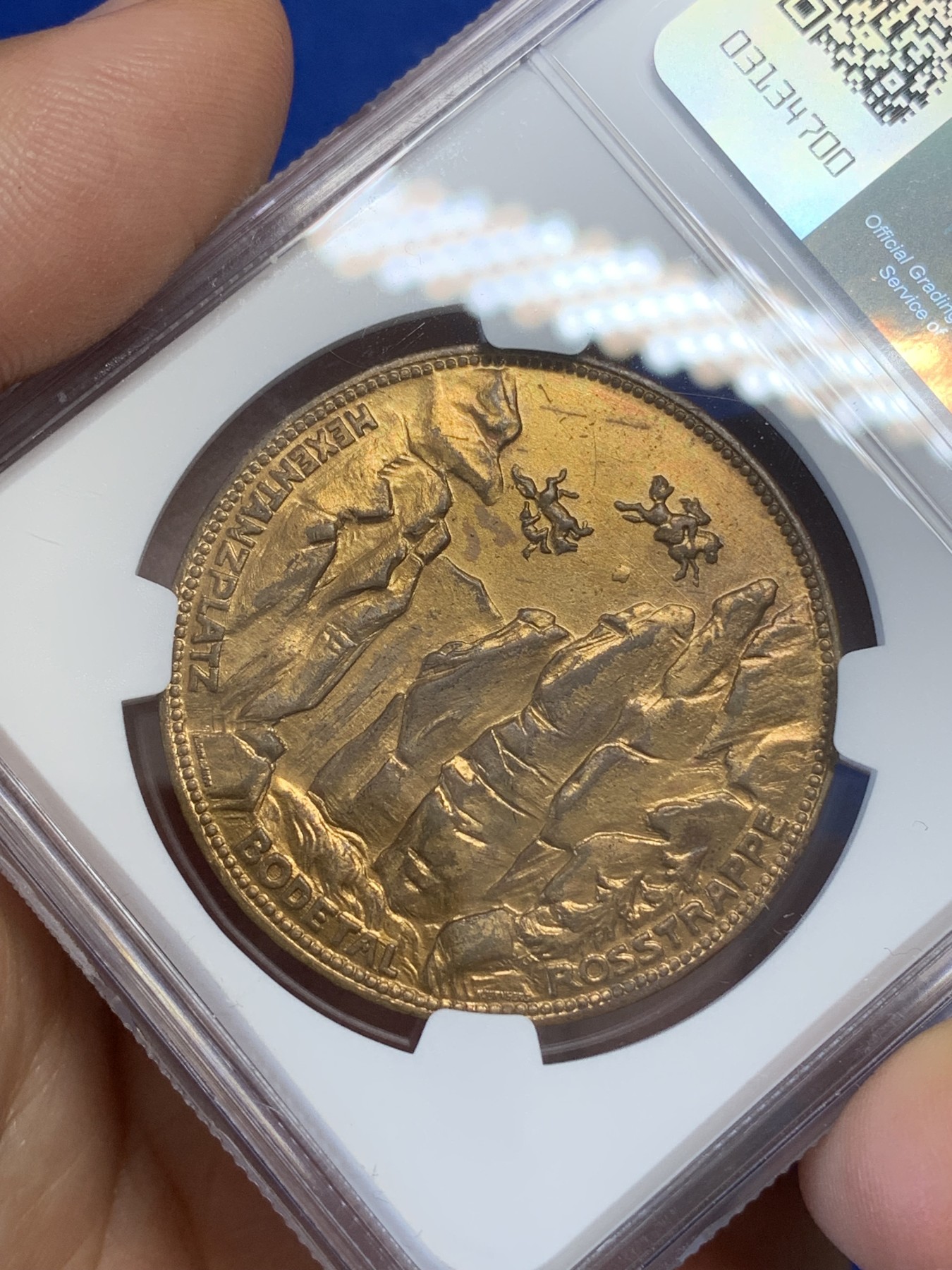 《竞宝斋》第219场-周日，周一 2场 (全场包邮) NGC-AUD 1923年德国紧急状态时期，塔勒哈茨地区2泰勒也被称作6马克，背面题材为哈茨山山涧以及布伦希尔德的德国神话故事，设计的非常精美