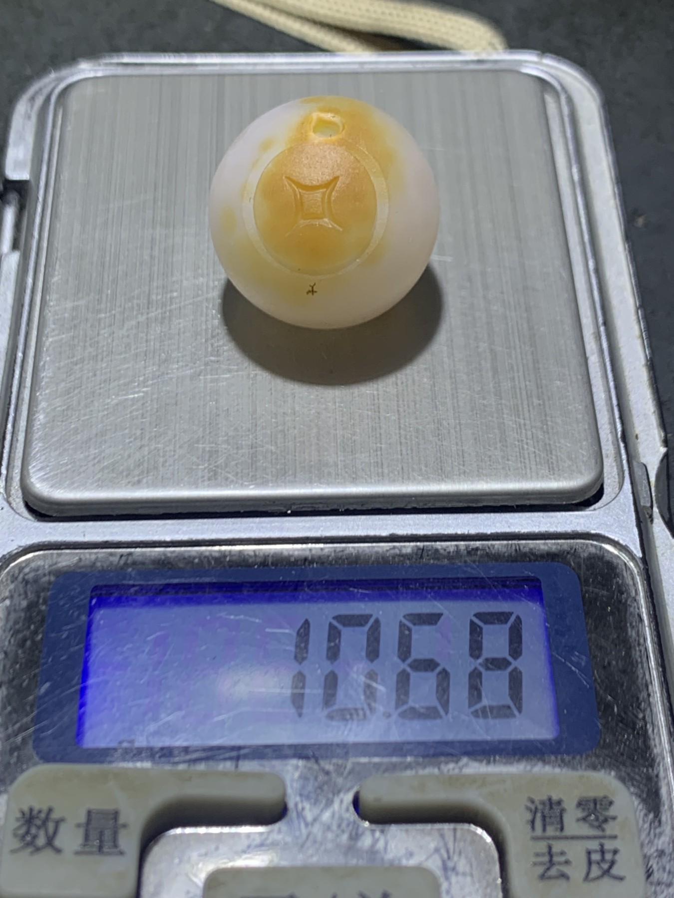 精美冰飘冻料战国红玛瑙手工俏色巧雕金钱币2.0珠一颗