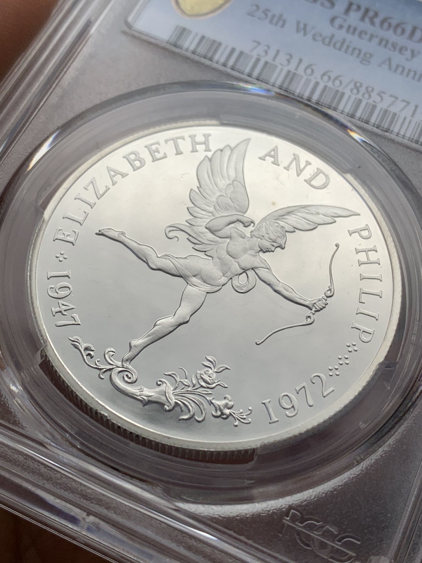 《竞宝斋》第219场-周日，周一 2场 (全场包邮) 亚军分 PCGS PR66 1972根西岛英女王银婚纪念25便士精制银币 盒子背面支撑有磕