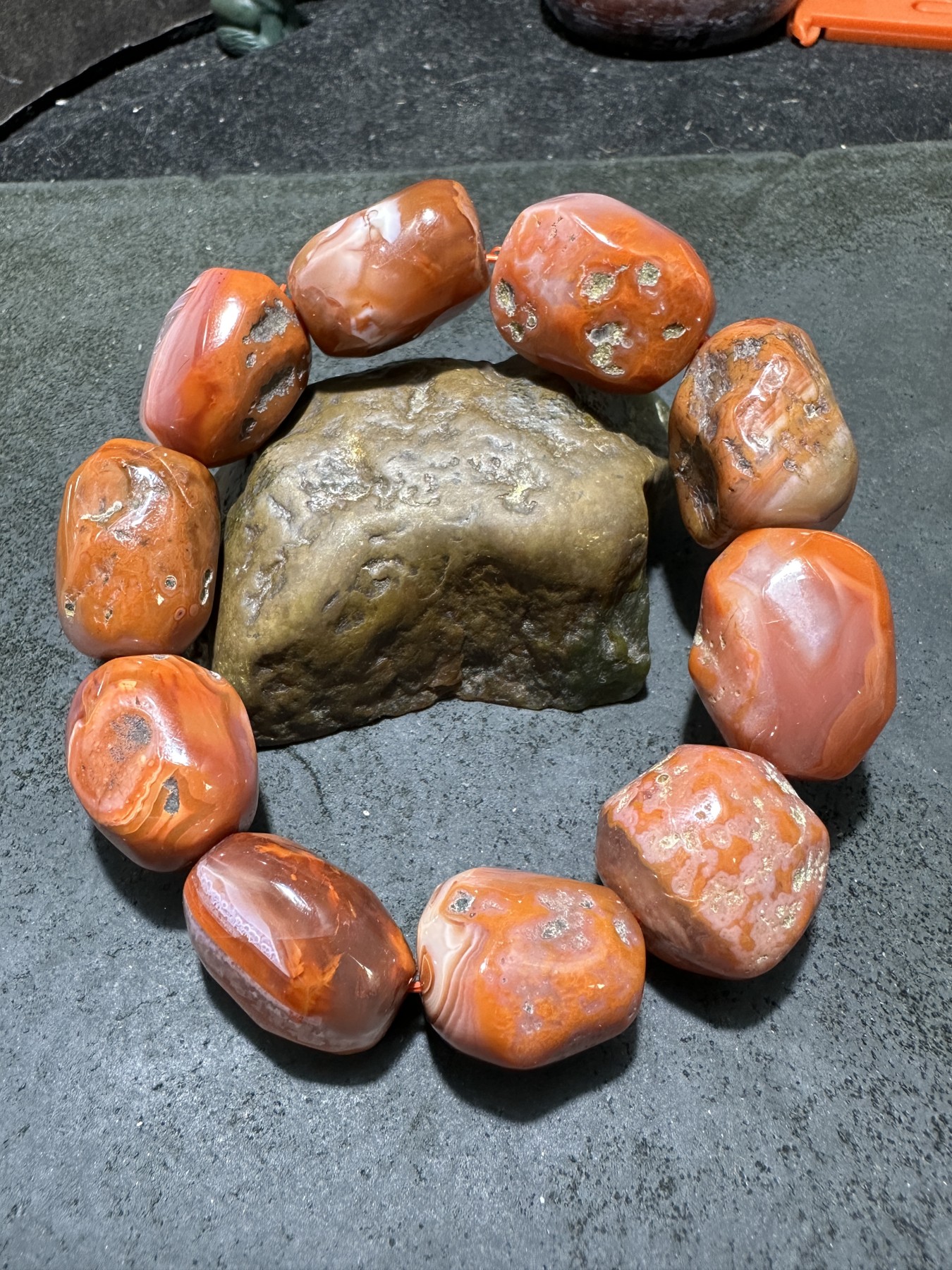 川料南红玛瑙原皮随形大手串一条，