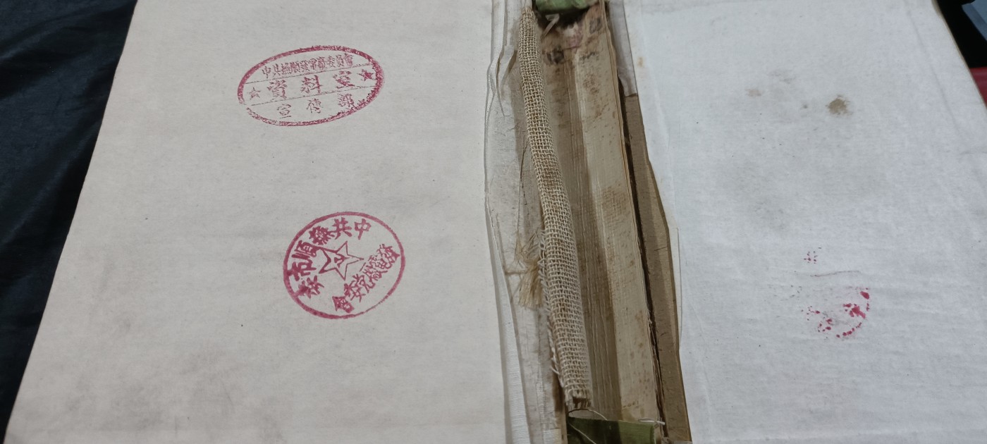 徽章文献拍卖，满百包邮，可以寄存！ 精装干部必读，封面脱落