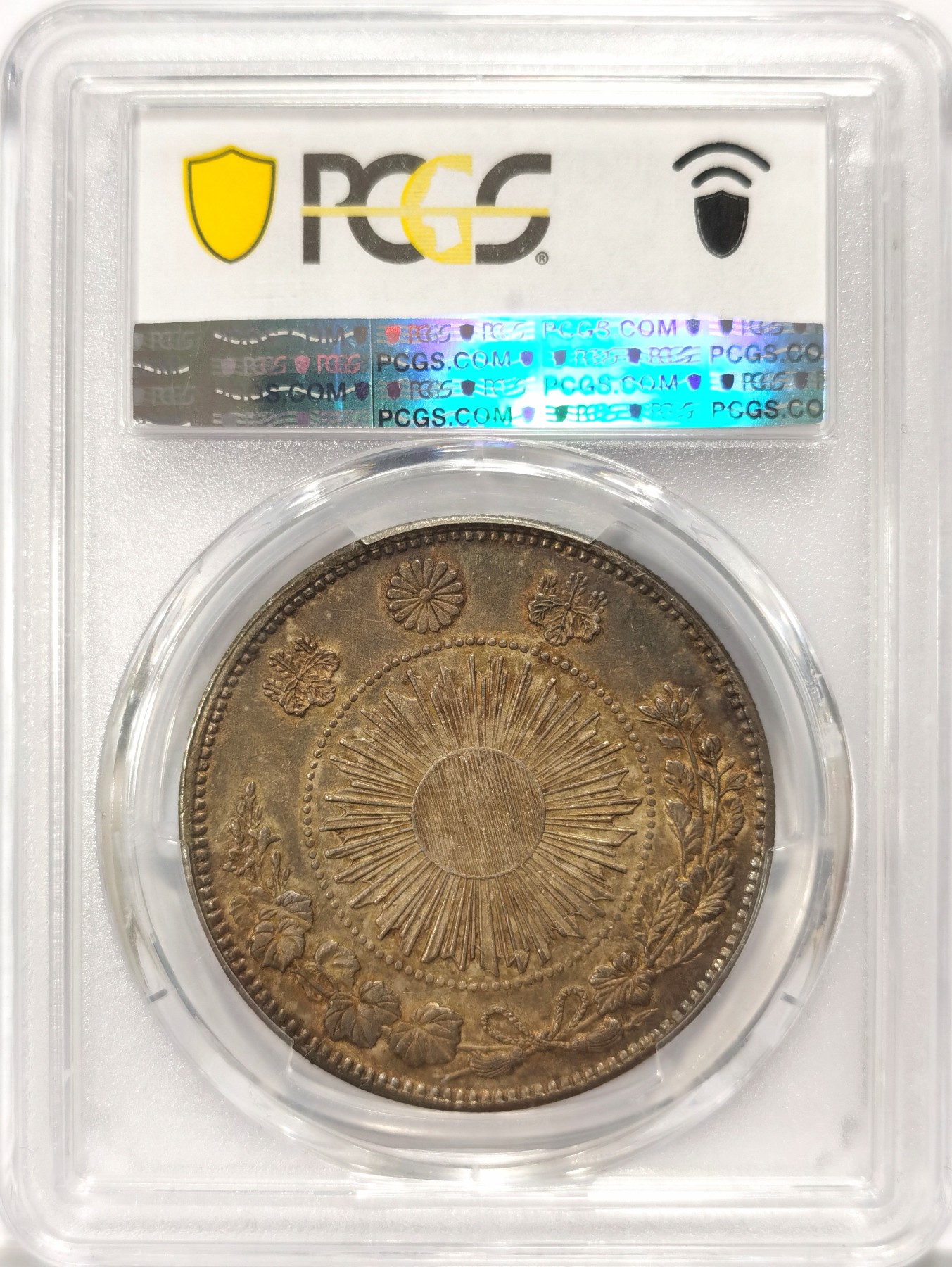 博洋堂【北京钱博会拍卖周】精品专场暨第54期（全场包邮） PCGS AU55 日本明三壹元银币，经典品种，通体满黑色五彩包浆，极其赏心悦目。最近黑色包浆的日本龙银涨势非常凶猛，值得各位藏家重视。