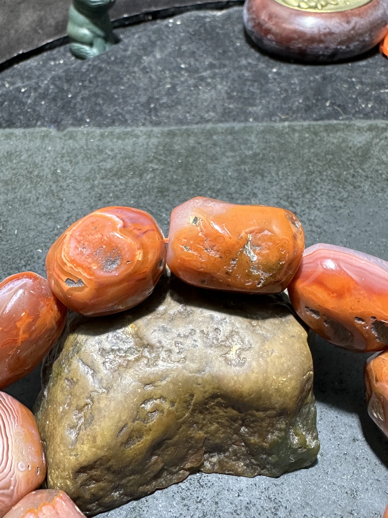 川料南红玛瑙原皮随形大手串一条，