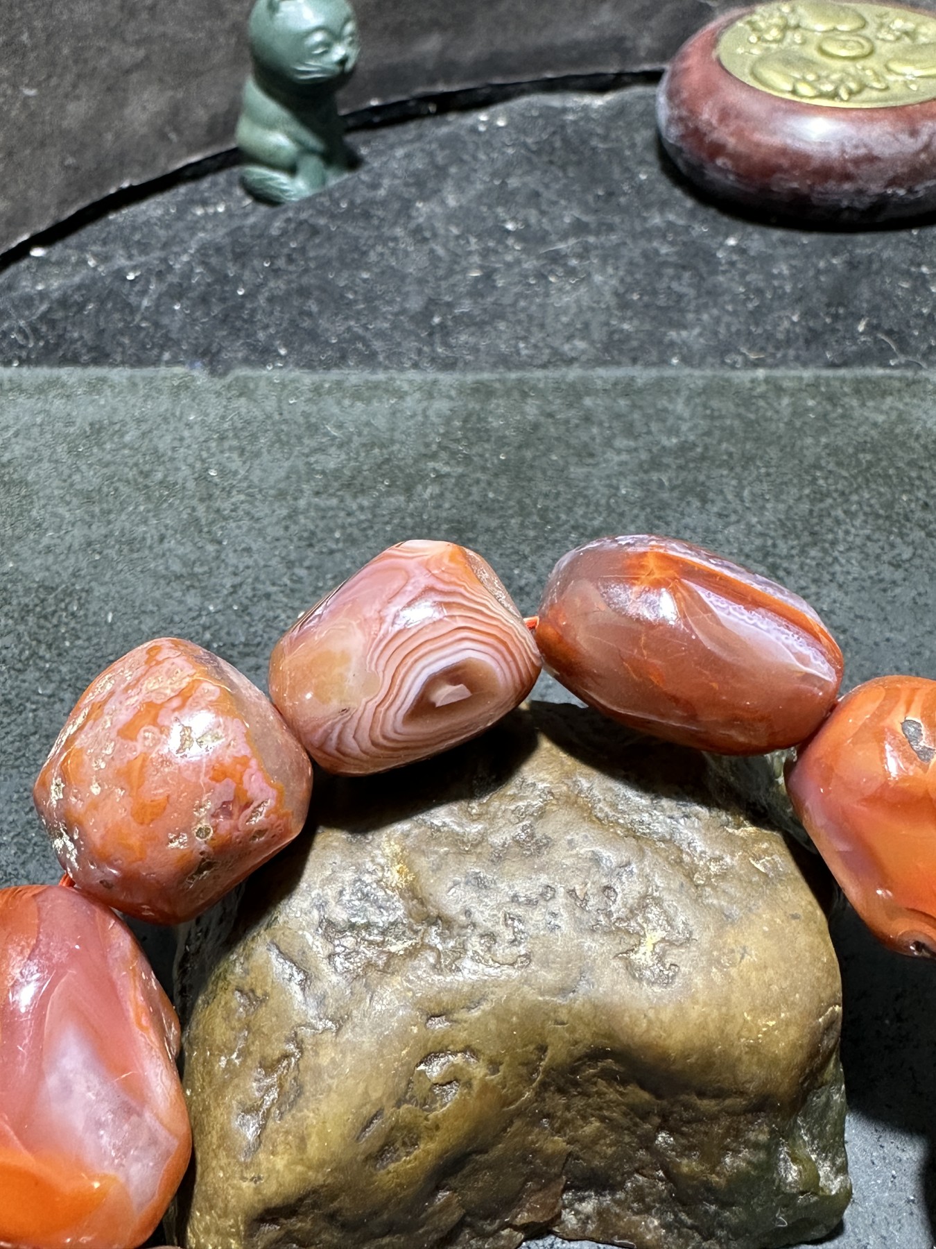 川料南红玛瑙原皮随形大手串一条，