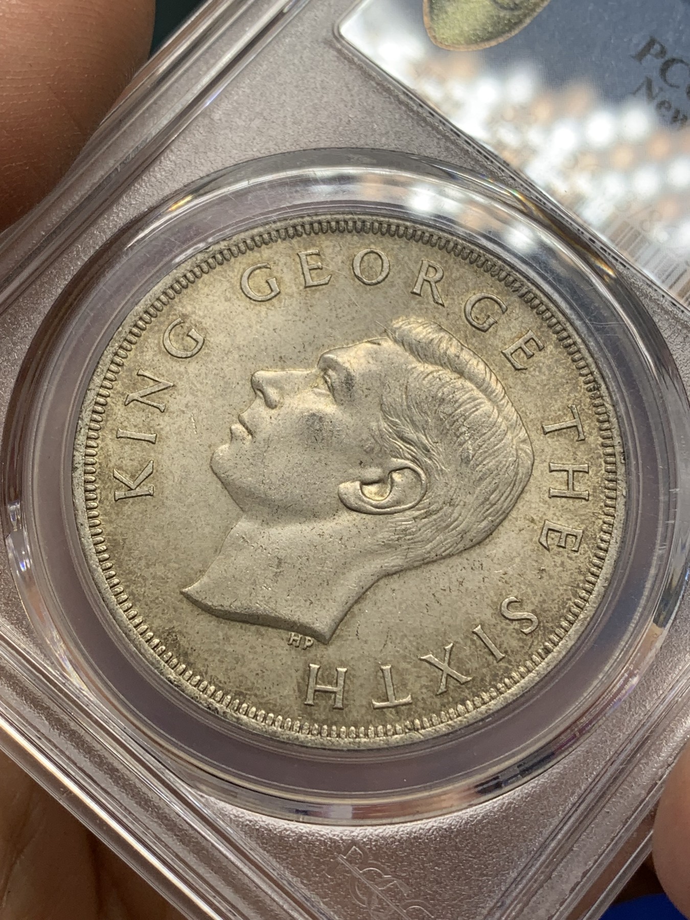 《竞宝斋》第219场-周日，周一 2场 (全场包邮) PCGS-MS63 新西兰1949年乔六头像大银币，灰彩包浆