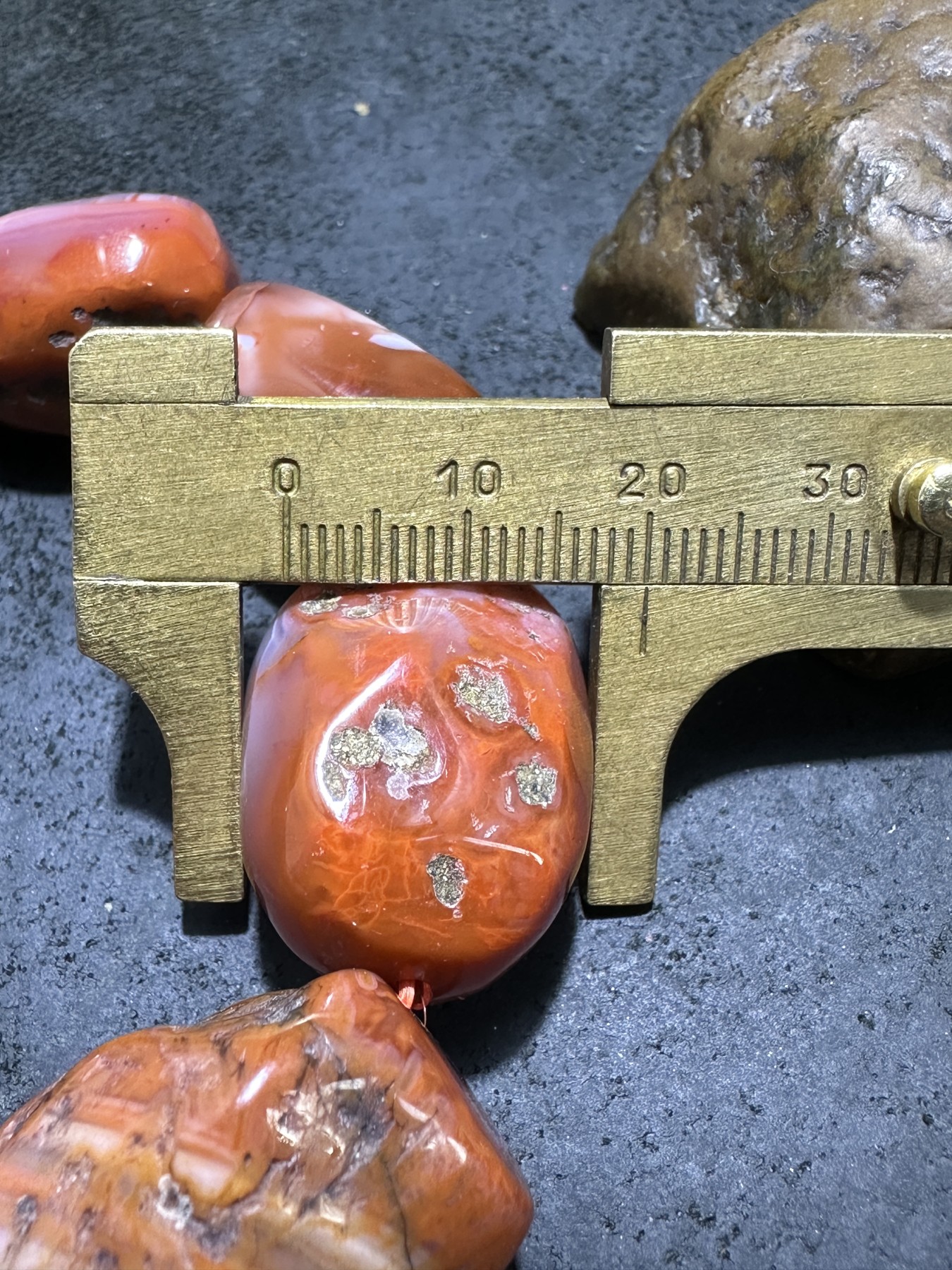 川料南红玛瑙原皮随形大手串一条，