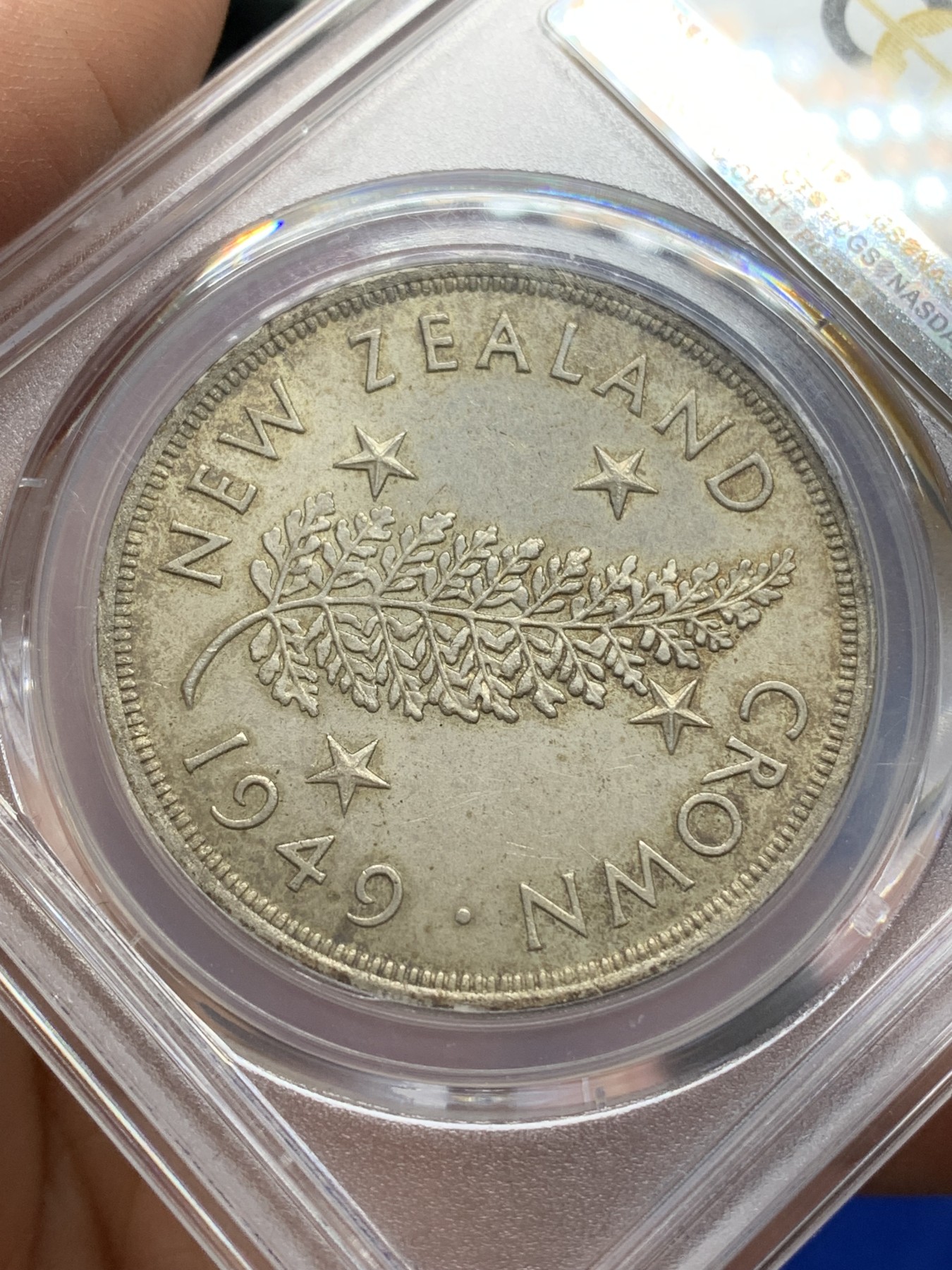 《竞宝斋》第219场-周日，周一 2场 (全场包邮) PCGS-MS63 新西兰1949年乔六头像大银币，灰彩包浆