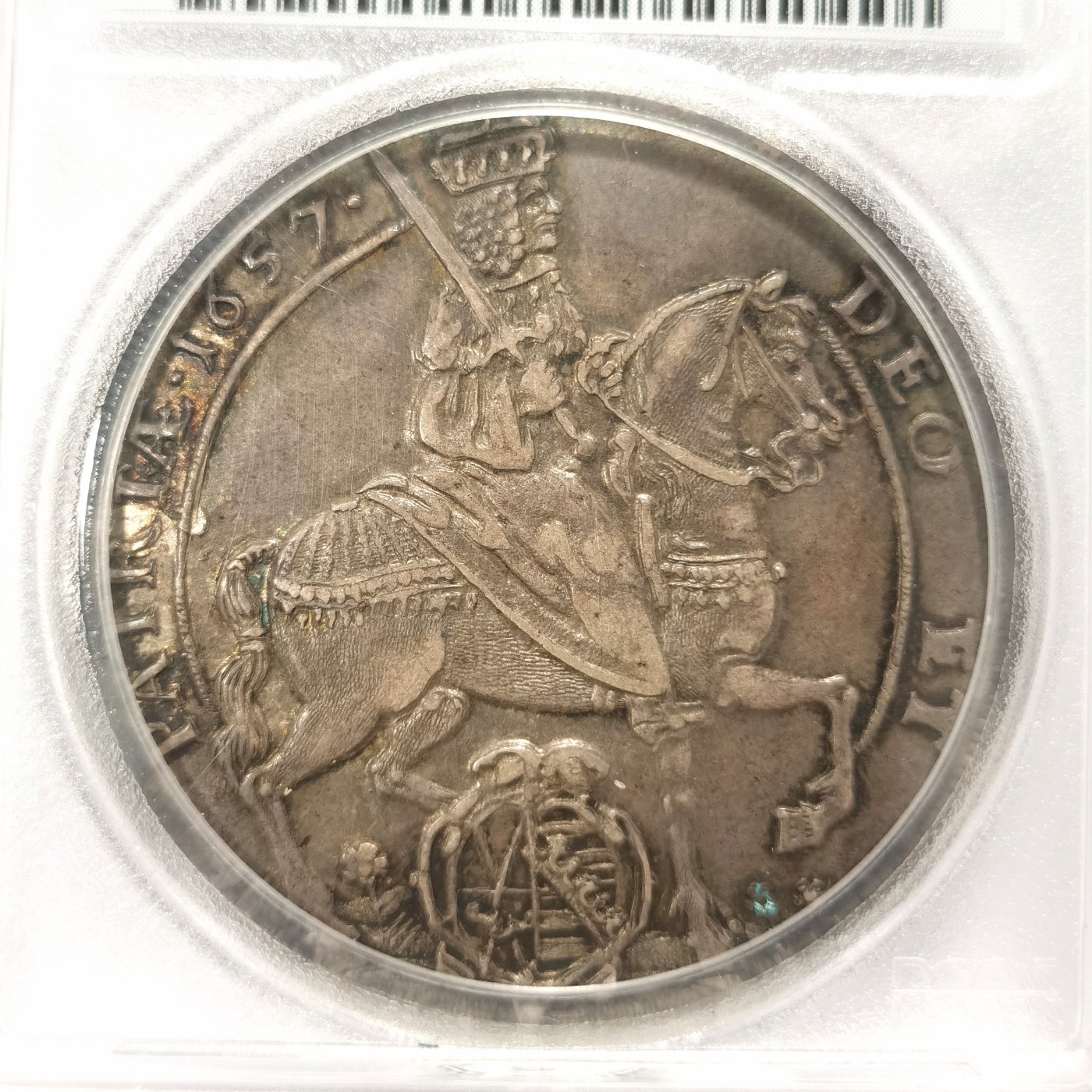 博洋堂【北京钱博会拍卖周】精品专场暨第54期（全场包邮） PCGS AU53 1657年德国萨克森马剑泰勒。萨克森泰勒系列名誉品种之一。此枚打制极佳，无弱打，马剑面马毛纤毫毕现，明显低评的一枚。正反满黑色五彩包浆年代感极强，视觉效果极佳。PCGS特制加厚盒手感也非常好，沉甸甸的一枚。2021年麦稀奇同分成交价8555元