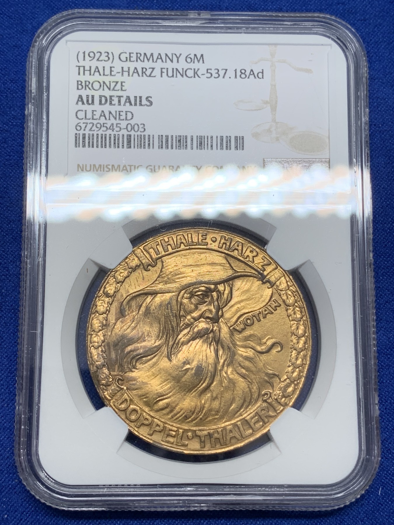 《竞宝斋》第219场-周日，周一 2场 (全场包邮) NGC-AUD 1923年德国紧急状态时期，塔勒哈茨地区2泰勒也被称作6马克，背面题材为哈茨山山涧以及布伦希尔德的德国神话故事，设计的非常精美